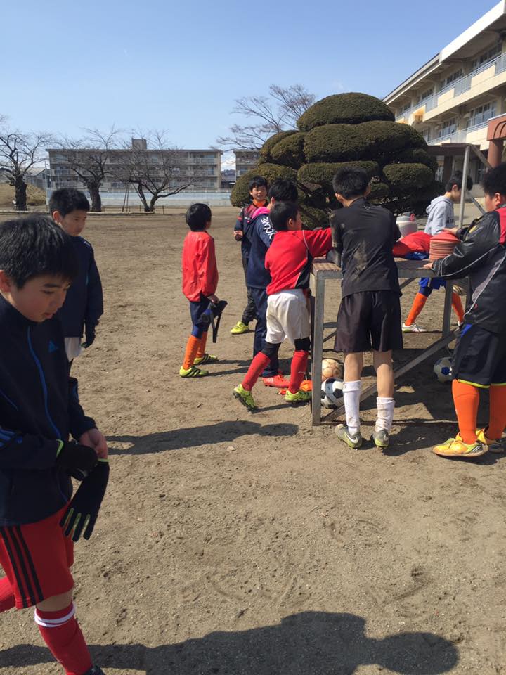 青山サッカー少年団 本日は 月が丘さん 大新さんの厨川中学校に入学予定の6年生と青山の6年生で一緒にトレーニング Facebook