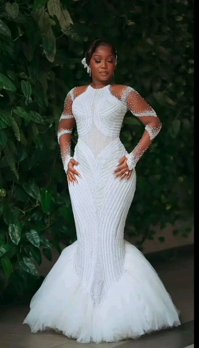 trumpet halter wedding dresses I super love this dress. I think this is my fav. ♥️ This is a classic Mermaid or silhouette. Then the dramatic volumenous skirt. OMG! ​The Neckline: A sophisticated High Ladies Fashion