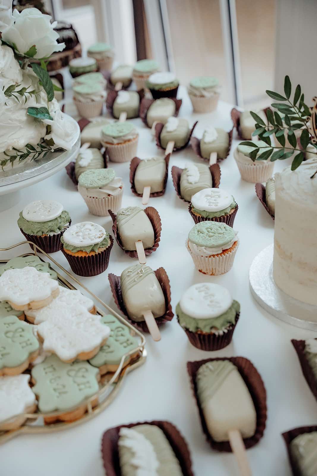 Beeatch - 🎂🥳we can customize any cake to suit you, just message for ...