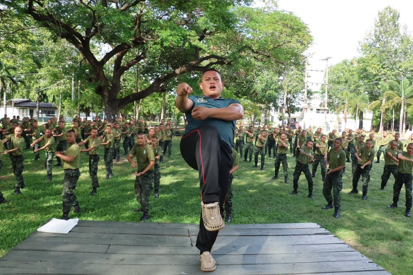 🥊 ทหารใหม่ ร.3 พัน.2 ฝึกมวยไทย รักษาไว้ซึ่งมรดกของชาติ "มวยไทย ไม่ใช่แค่การต่อสู้ แต่คือจิตวิญญาณ และมรดกตกทอดที่บรรพบุรุษใช้ปกป้องแผ่นดิน" ภาพบรรยากาศ การฝึกศิลปะการป้องกันตัว "มวยไทย” ของหน่วยฝึกทหารใหม่ ร.3 พัน.2 โดยครูฝึกผู้มีประสบการณ์ผ่านการฝึกหลักสูตรผู้ฝึ