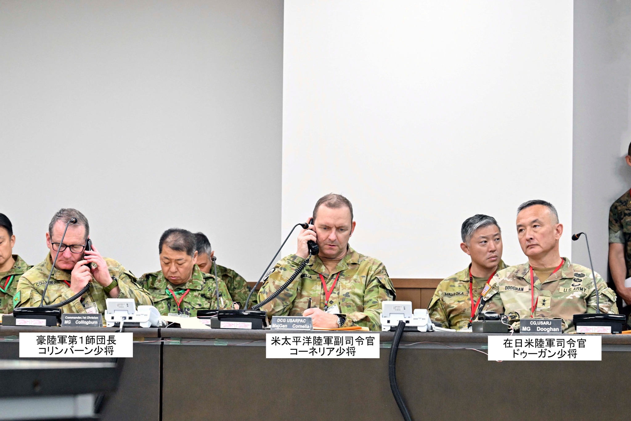 陸上自衛隊 - 優秀隊員に褒章メダルを授与する西部方面総監竹本陸将