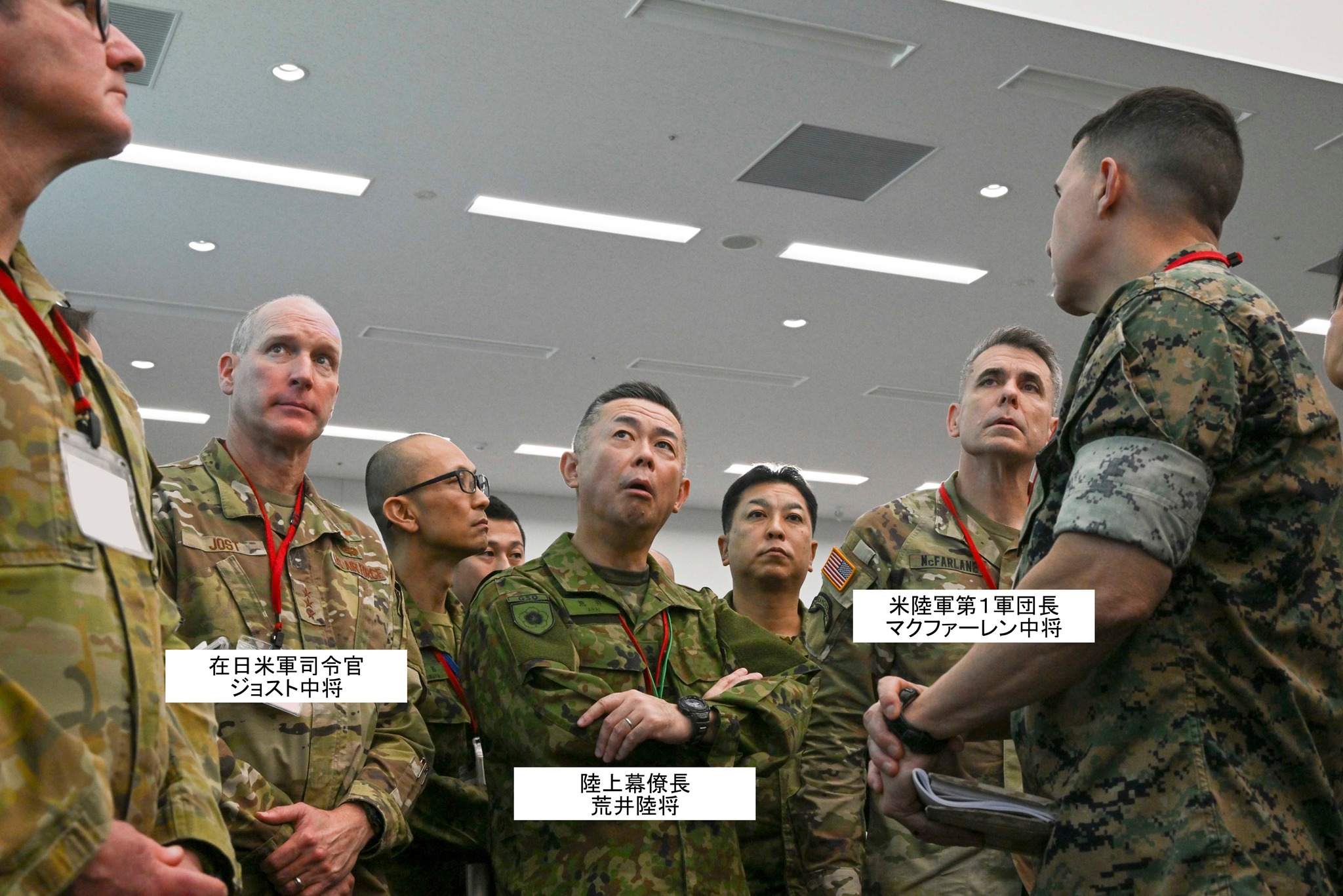 陸上自衛隊 - 優秀隊員に褒章メダルを授与する西部方面総監竹本陸将