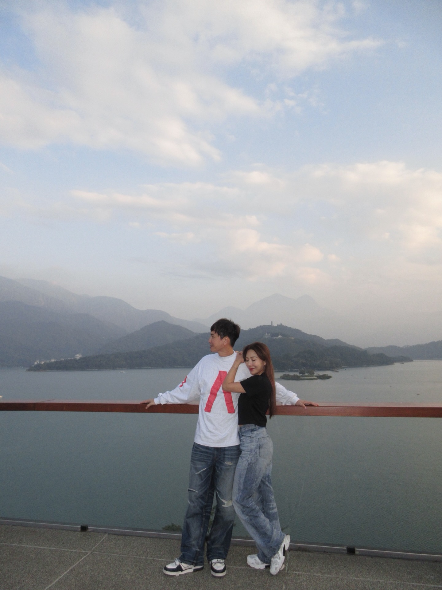 李佩甄 - 今天是情人節也是我們結婚週年紀念日🥰 這張照片就是幸福婚姻18年的秘訣：抱著他，閉上眼🤭 學廢了嗎🤣🤣🤣 #CCD 懷舊相機 ...