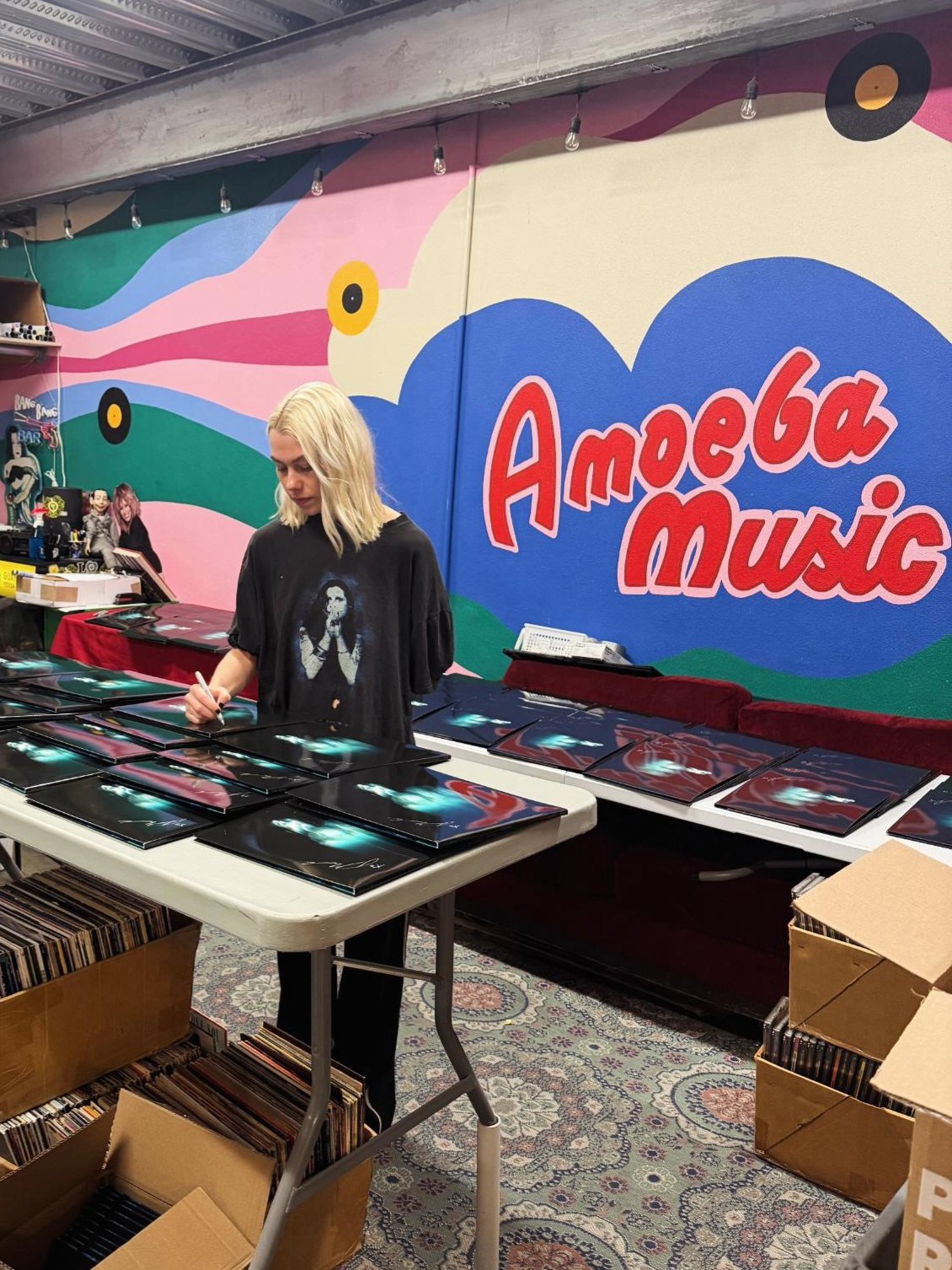 Phoebe Bridgers stopped by and SIGNED 🖊️ copies of her new album
