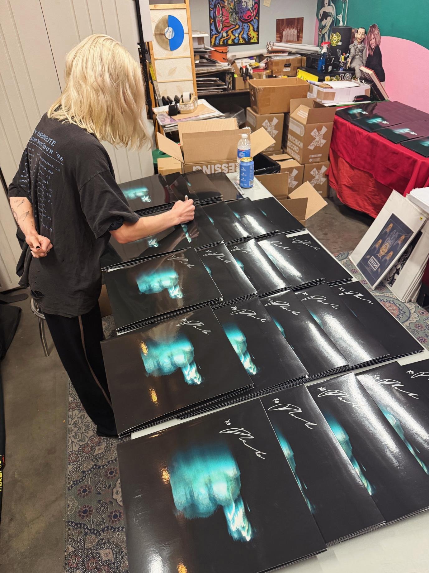 Phoebe Bridgers stopped by and SIGNED 🖊️ copies of her new album