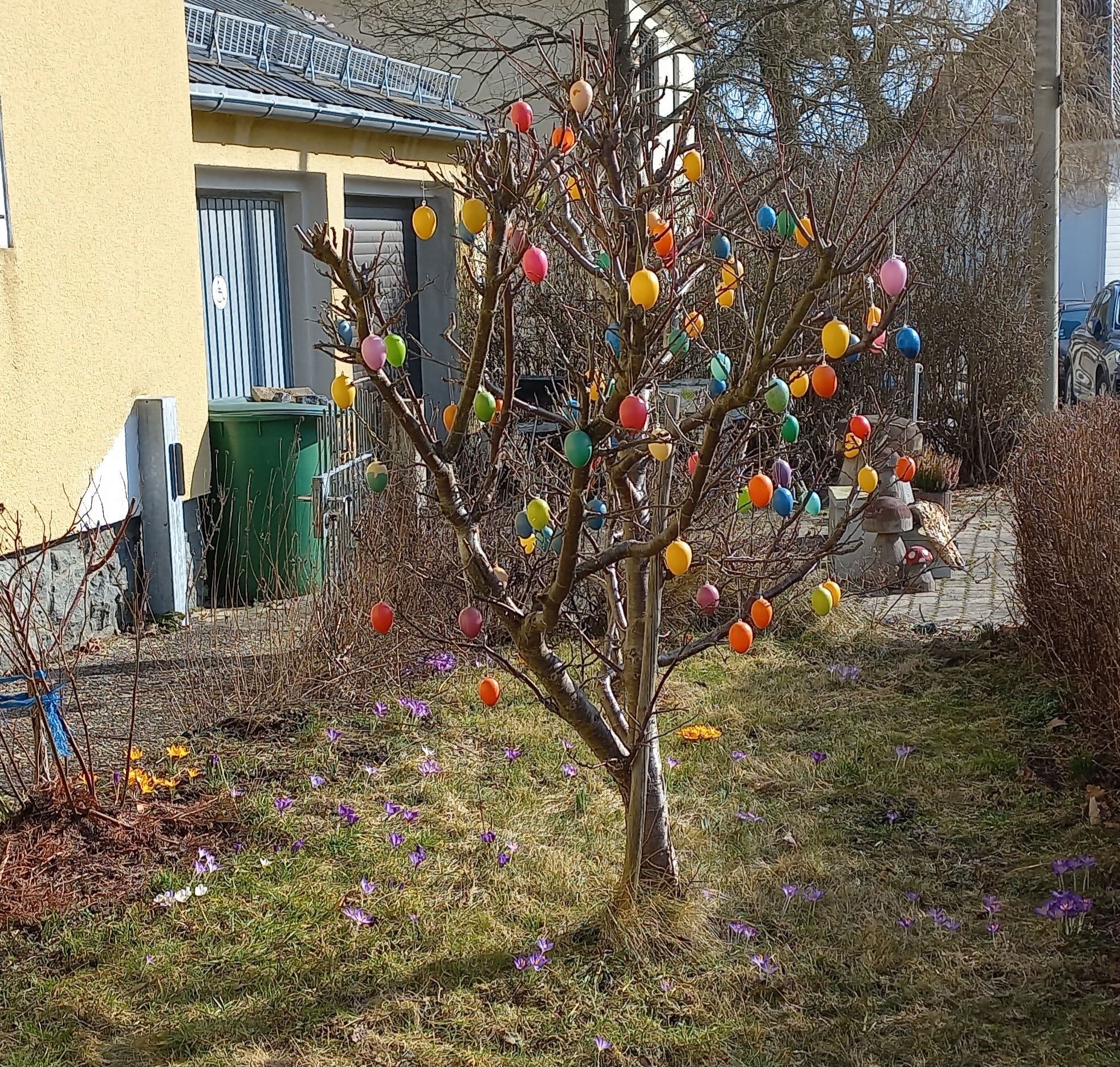 Ab wann schmückt ihr eigentlich draußen für Ostern? 🐣🌷 Ich bin unsicher, ob es noch zu früh ist oder schon passt.“