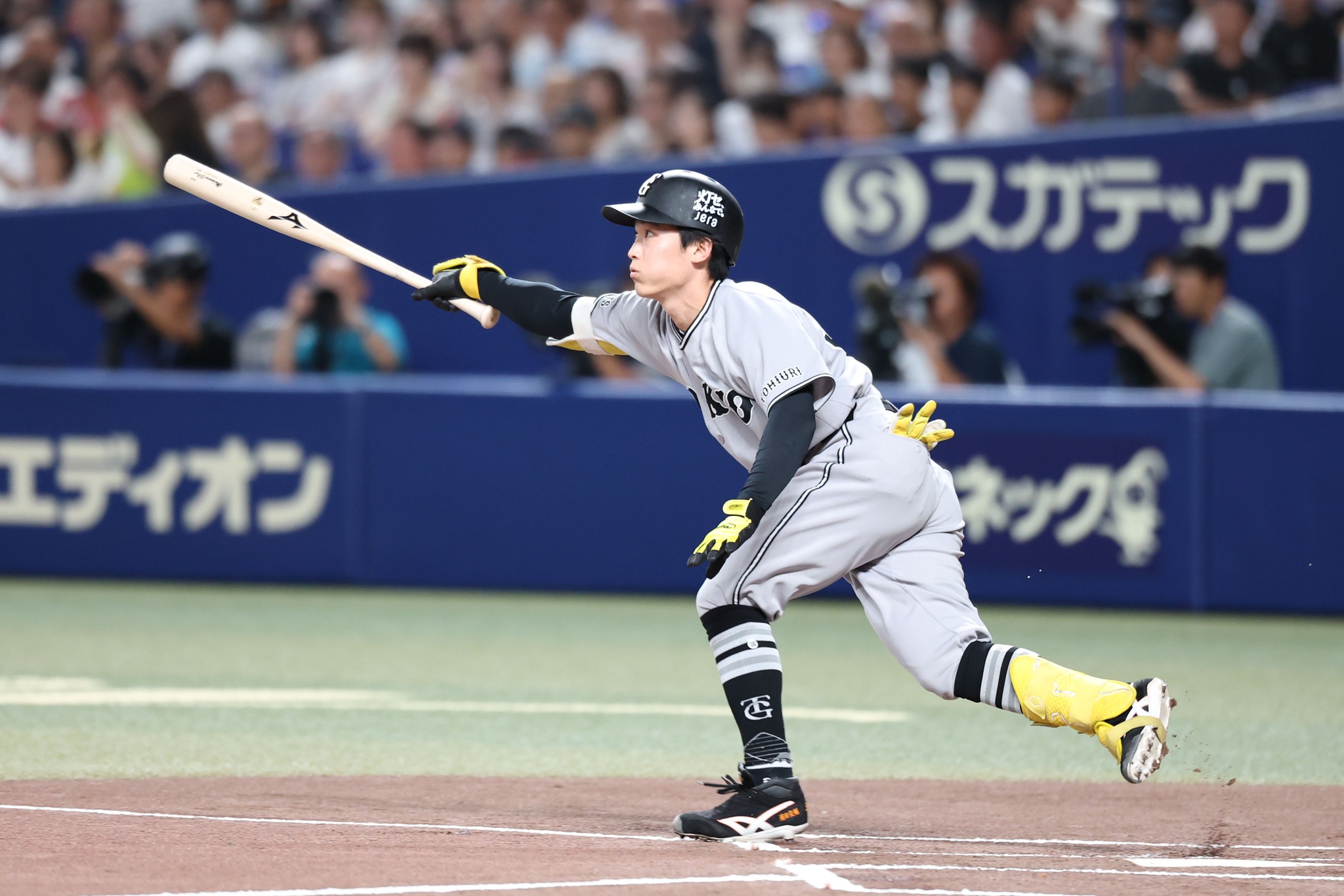 キャンプ中の一場面。高木勇人投手がファンレターに同封されてきた色紙