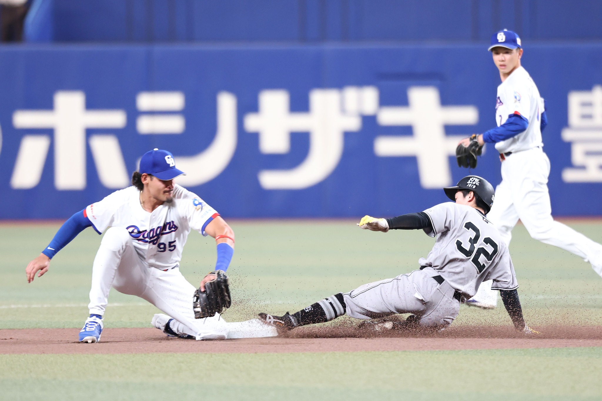 キャンプ中の一場面。高木勇人投手がファンレターに同封されてきた色紙