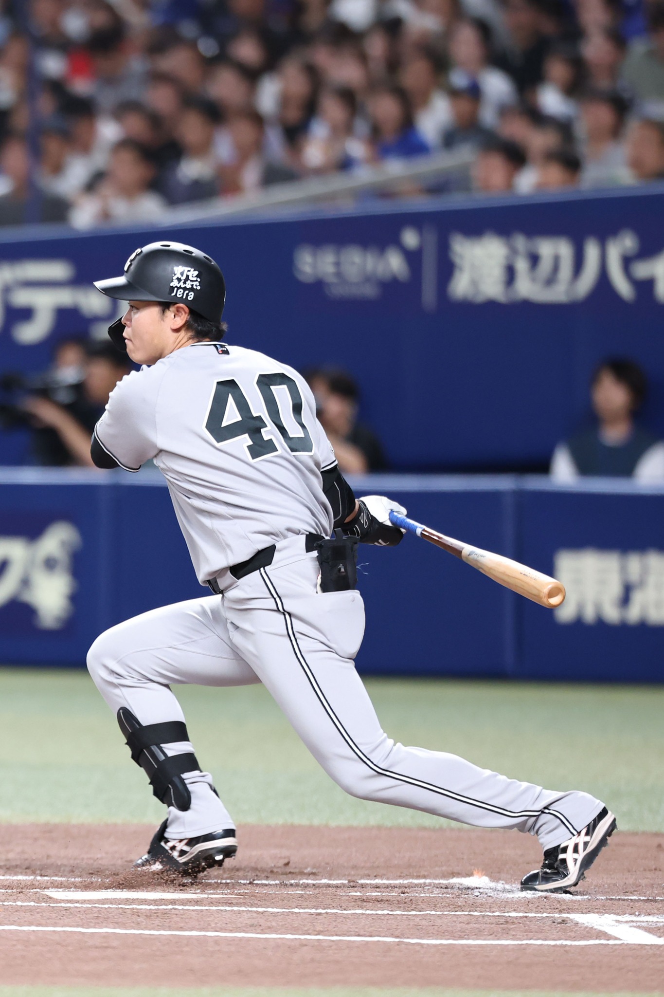 キャンプ中の一場面。高木勇人投手がファンレターに同封されてきた色紙