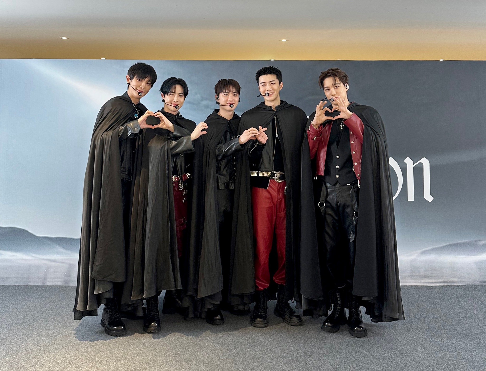 EXO IS BACK ON CONCERT STAGE!😍 K-pop group EXO made a powerful