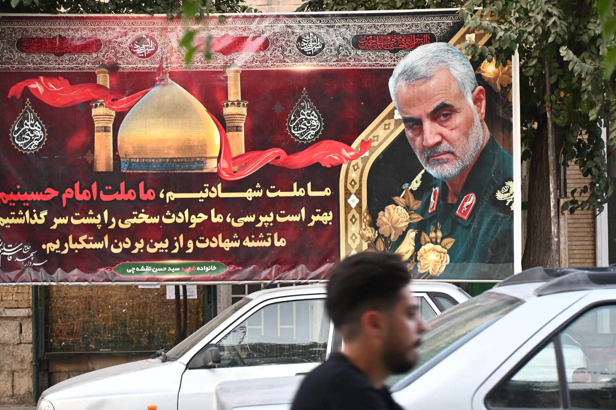 Við - Plakat av Qasem Soleimani, sum er ein av kendu leiðarunum í Iran ...