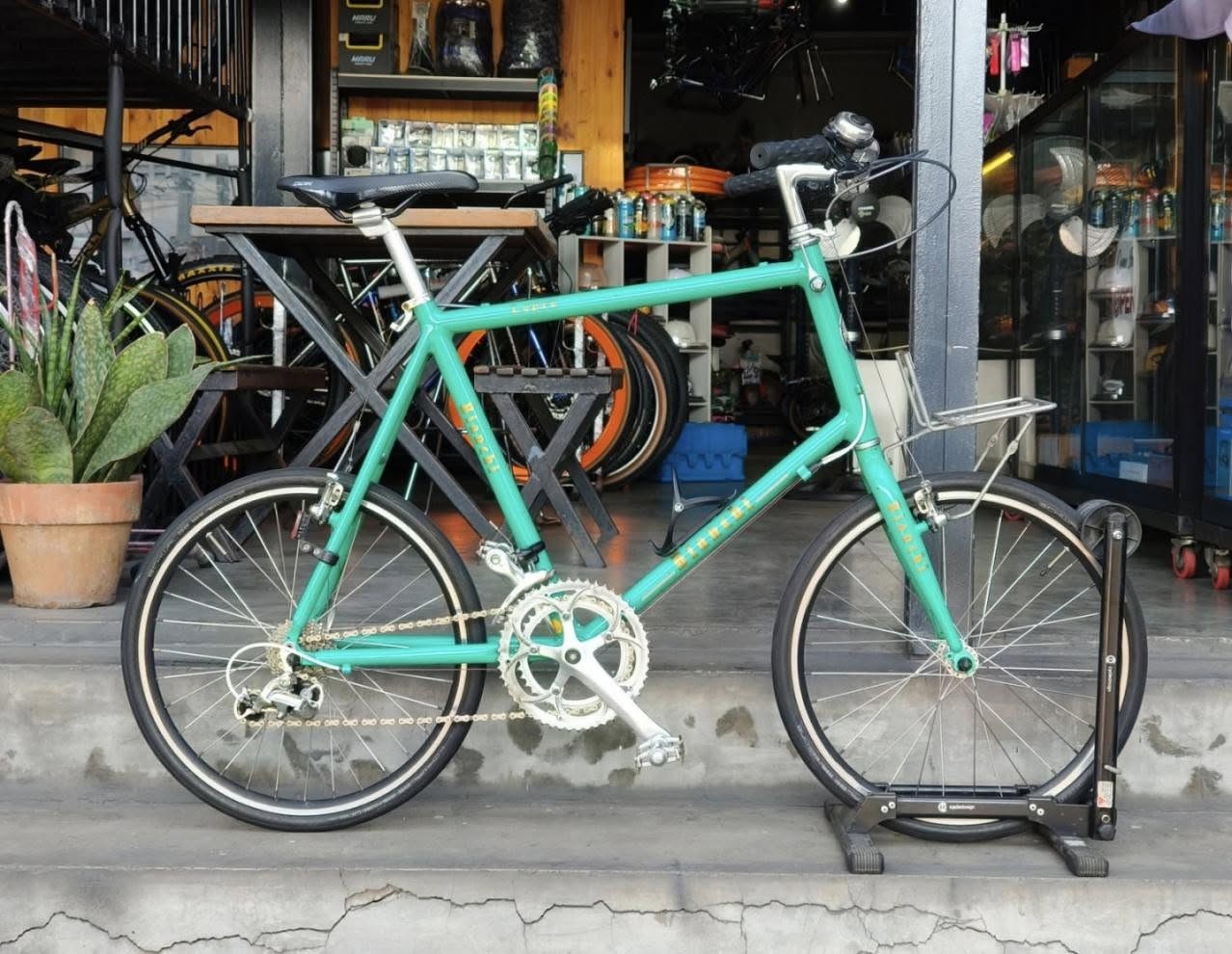 💚 BIANCHI LEPRE – PREOWNED 💚 A timeless Mini Velo that still