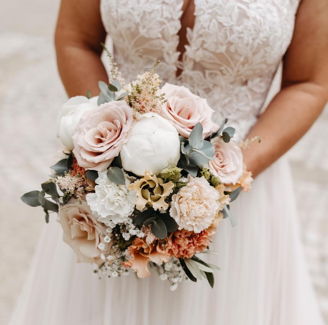 Zarte Nuancen, perfekte Harmonie – der Brautstrauß für romantische Herzen 🤍 Danke für das schöne Bild, @evasallmannfotografie ✨ #brautstrauß #pastell #hochzeit #wedding #weddingdesign
