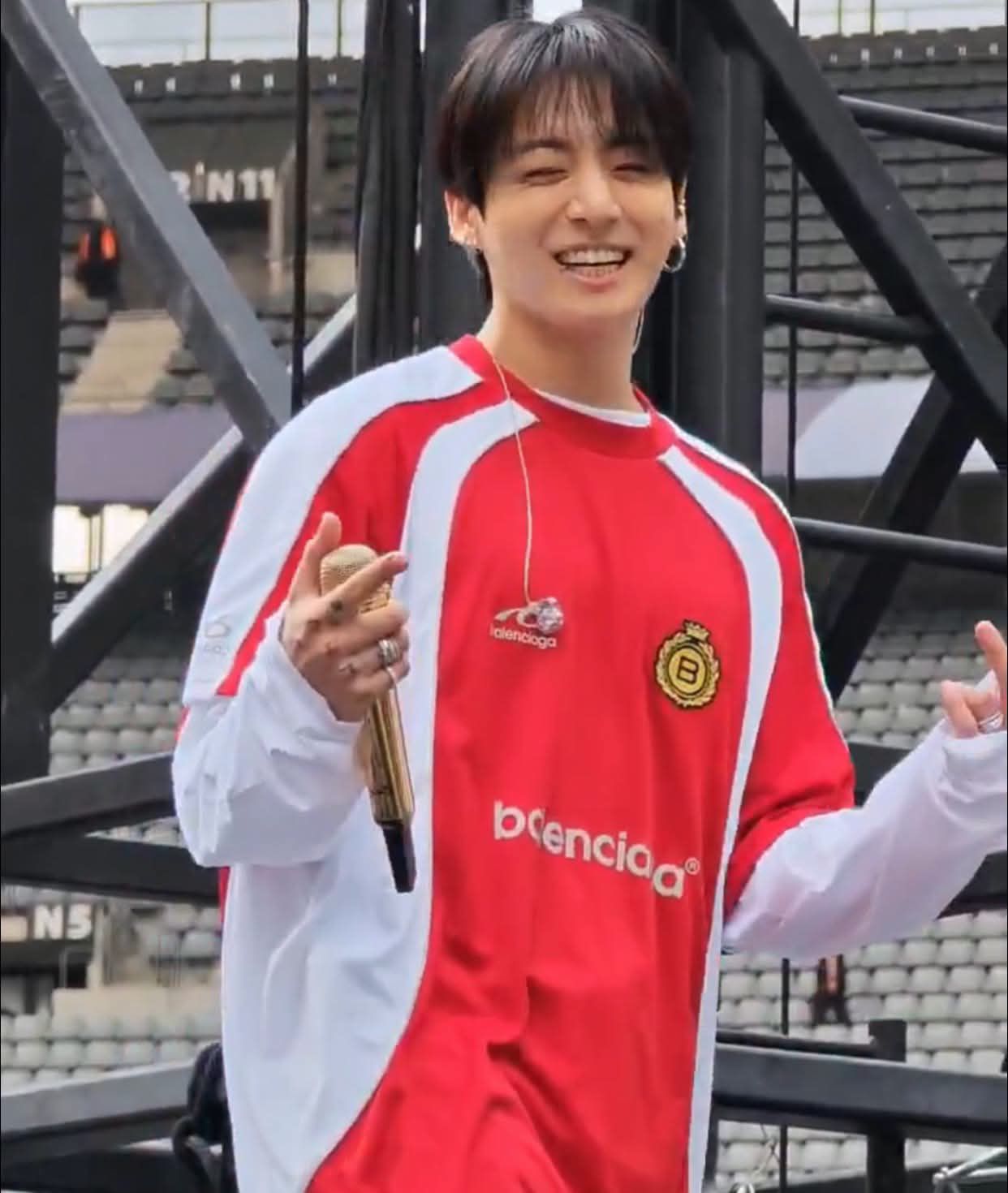 Jungkook in red is very sexy ❤ comemgxmancheon7 for seaeranchoon7
