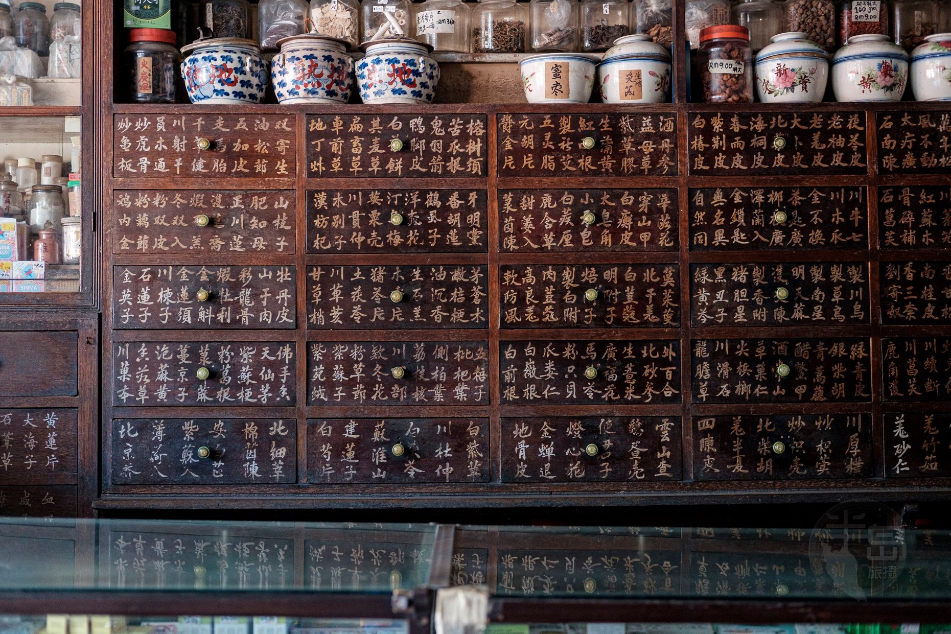 半岛旅摄 - 半岛图说 – 百子柜 百子柜，是中药店用以储存中草药的木柜，由几十个抽屉组成，每个抽屉里都有一至两种药材，是中药店不可或缺的美丽 ...