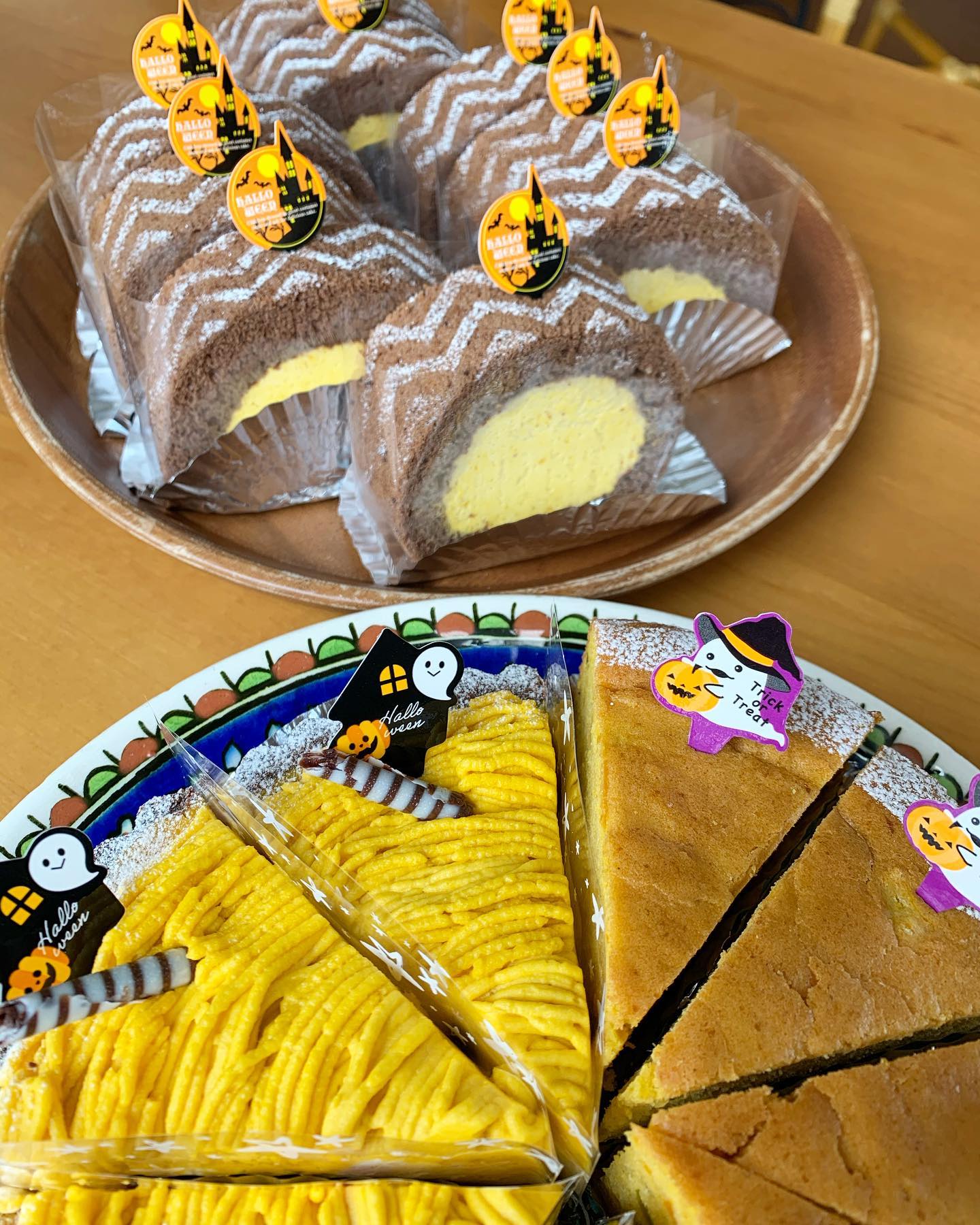 カーリタース 本日かぼちゃ三兄弟勢揃いしております 毎年大人気のハロウィンロールに加え 今年はかぼちゃのプリンとかぼちゃ のクリームをたっぷりのせたかぼちゃのモンブラン シナモン オールスパイス入りのふんわり素朴なかぼちゃケーキも新登場 手土産
