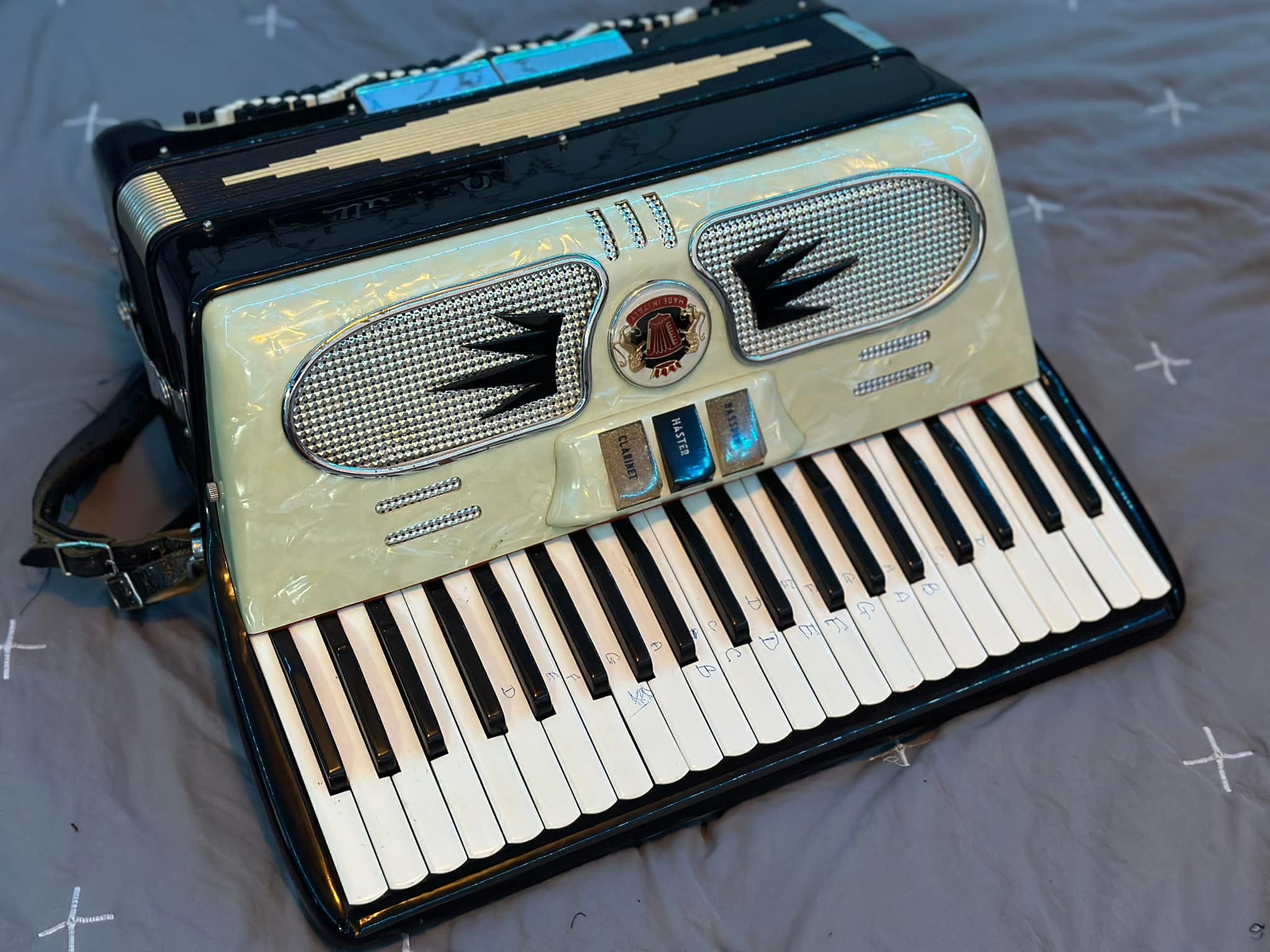 Hi All just scored this Italian Accordeon. No name on it . Can 