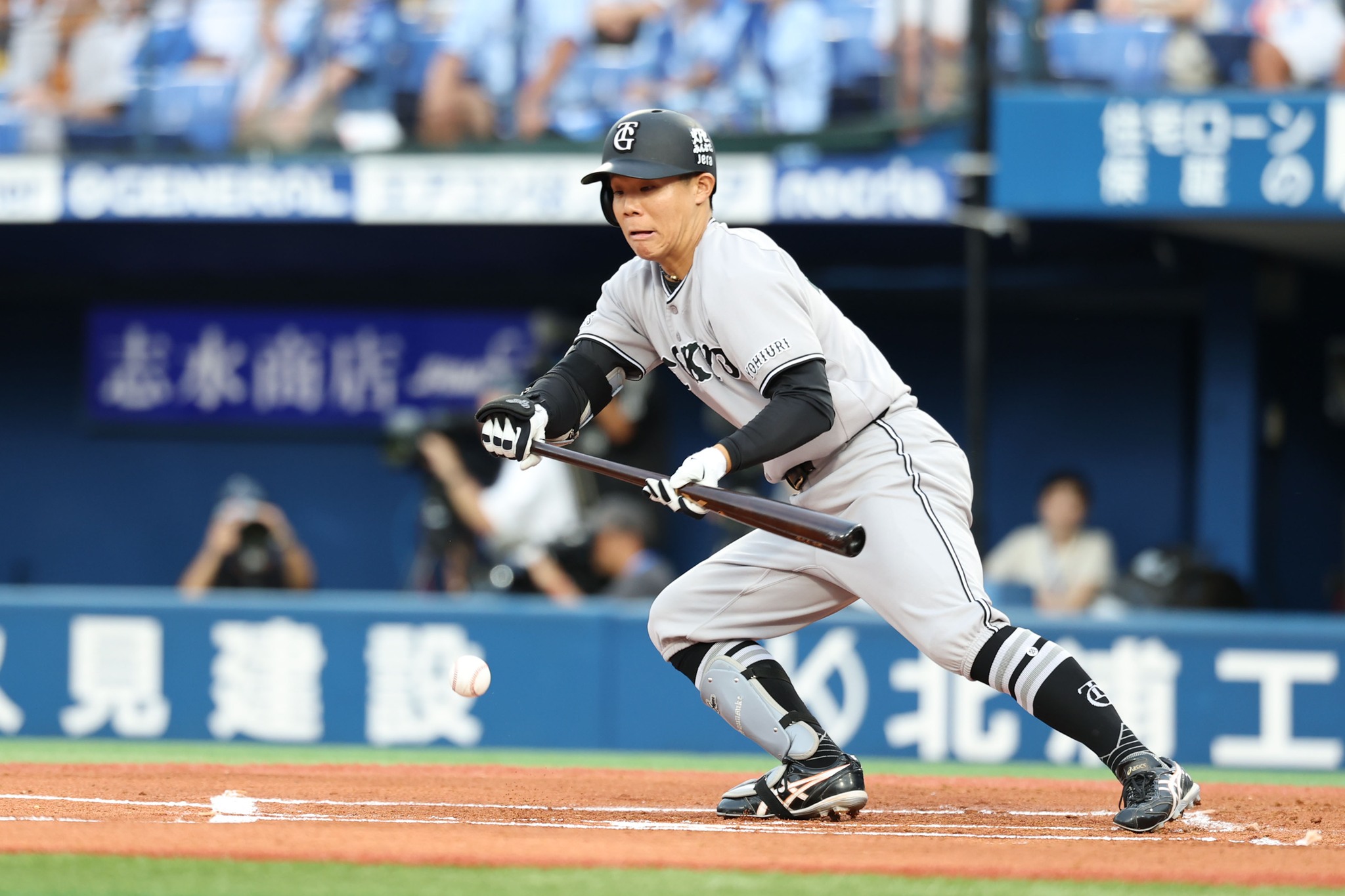 キャンプ中の一場面。高木勇人投手がファンレターに同封されてきた色紙