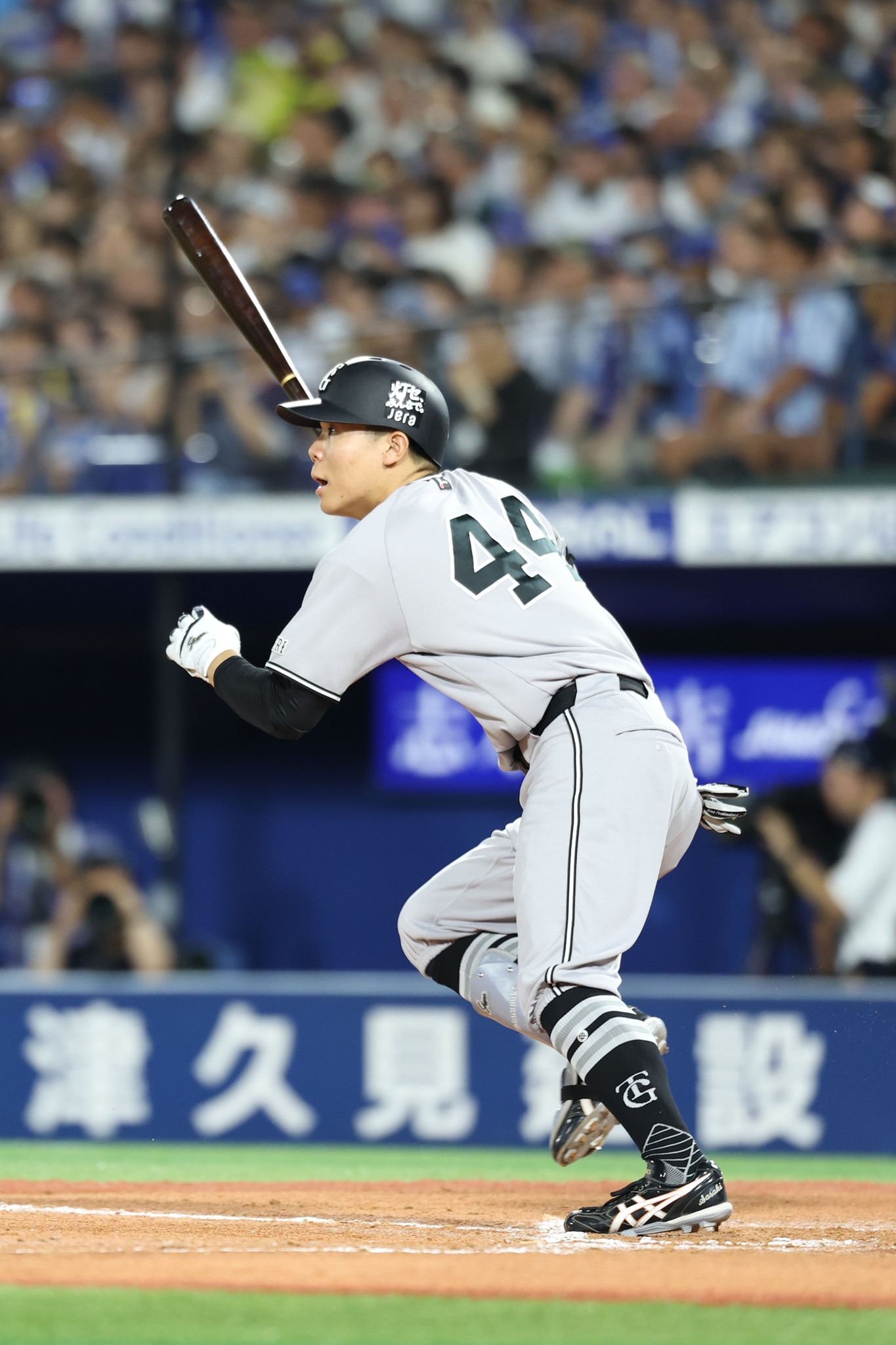 キャンプ中の一場面。高木勇人投手がファンレターに同封されてきた色紙