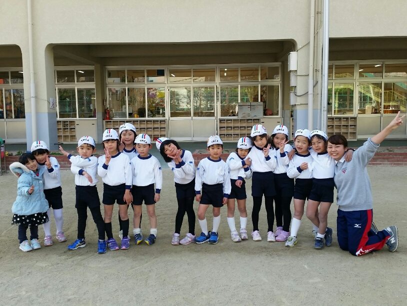 大阪 Ymca 体育 体操 カトリックさゆり幼稚園 年長体育クラス 2016年度最終クラス おうちの人が見守る中 いつも通りに身体を動かして楽しみました 鉄棒では逆上がりをしたり 壁を使って倒立したり 長縄で回旋跳びをしたり できることもたくさん増えましたね