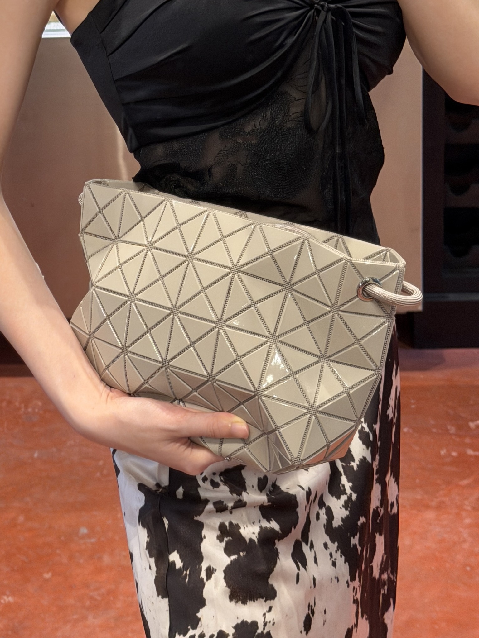 BAO BAO ISSEY MIYAKE, “LOOP ONE-TONE”, an effortless carry for