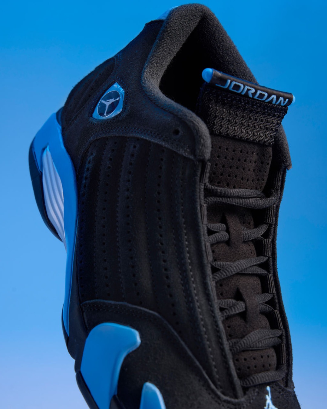College hoops calls for classics. 🏀 The Retro 14 “University Blue