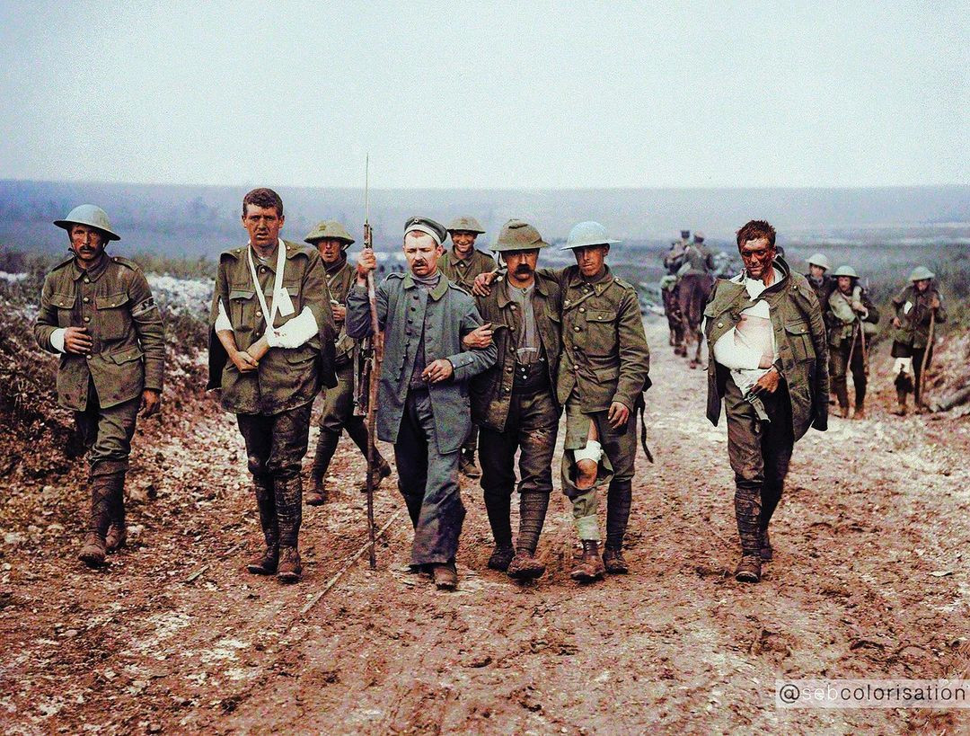 History - Wounded British soldiers and a German Prisoner of War ...
