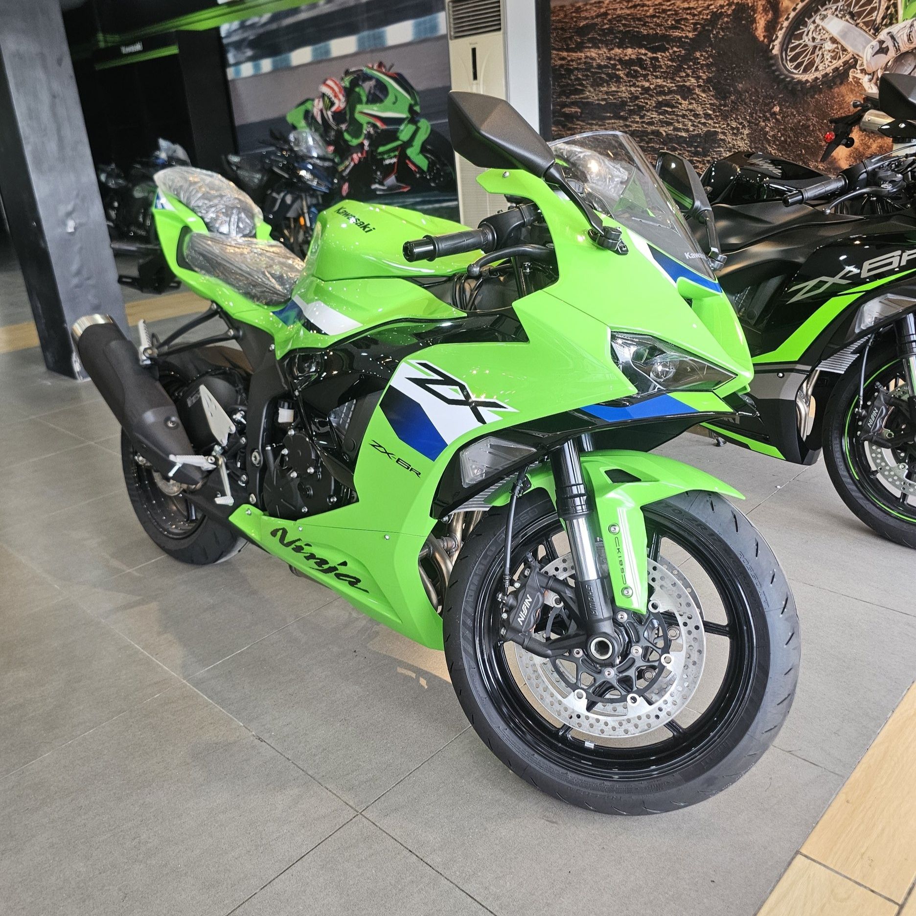 Kawasaki ninja zx6r (2026) Srp : 720,800 Dp : 144,160 36 Months