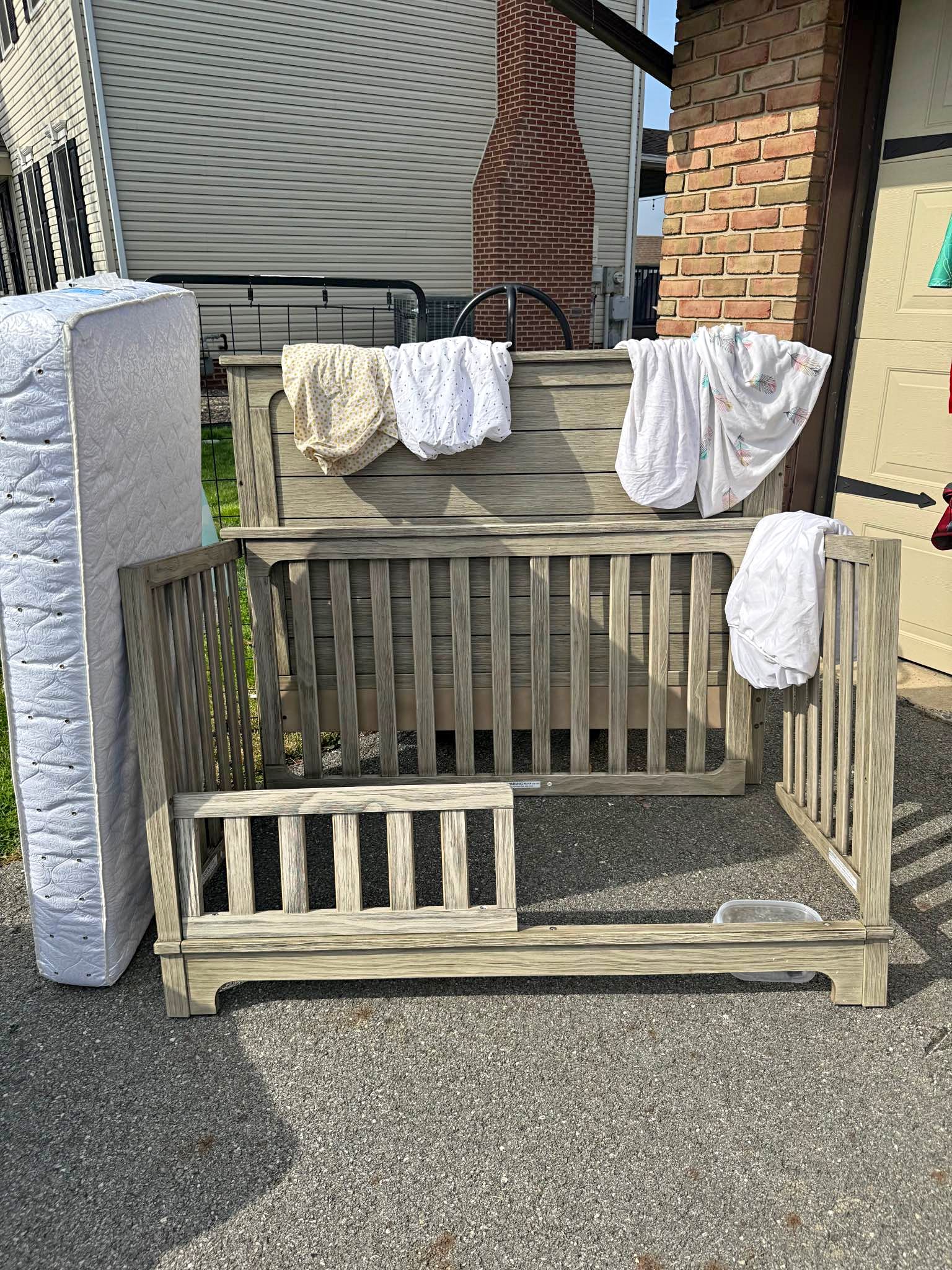 Great Deal!! Simmons 4 in 1 Crib - Cribs - Lancaster, Pennsylvania
