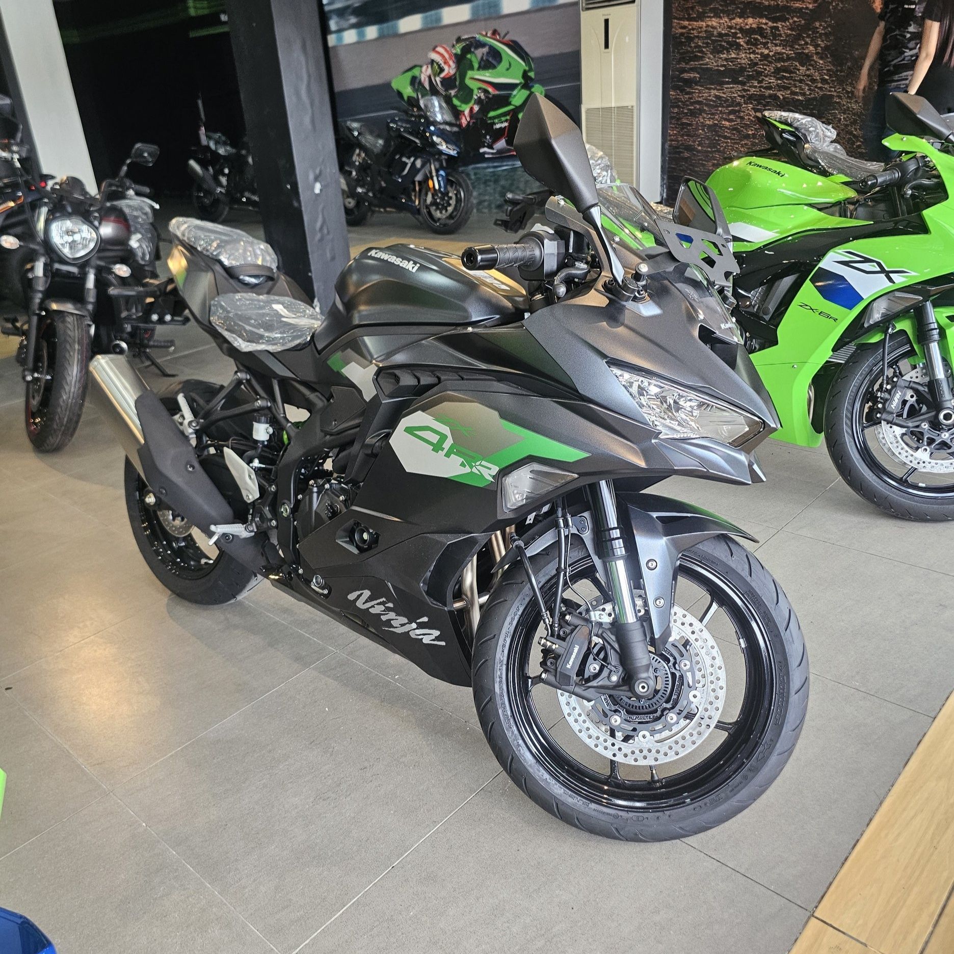 Kawasaki ninja zx4rr (2027) Srp : 510,000 Dp : 102,000 36 Months
