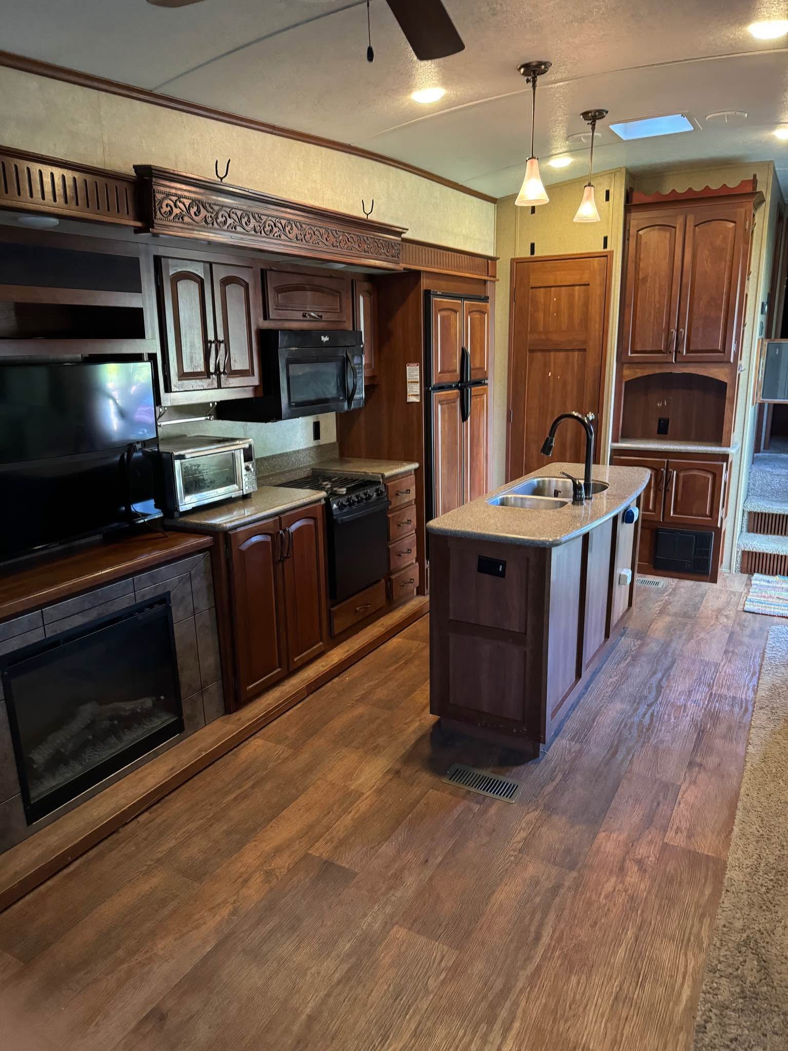 Montana 3610 RL 2014 - RVs & Campers - Medford, Oregon | Facebook ...