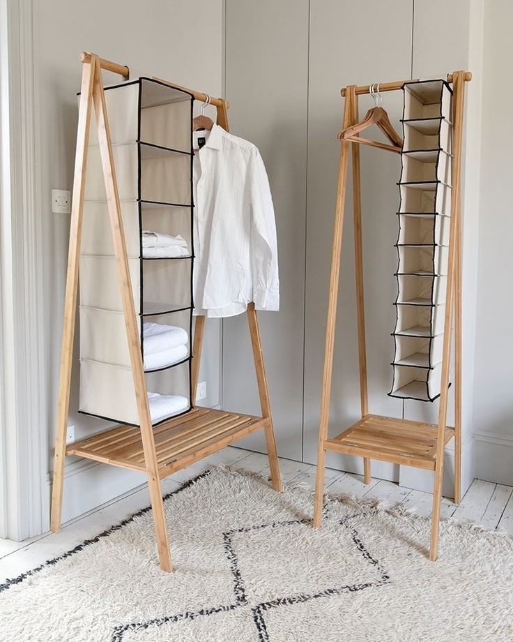 Un valet de nuit en rotin ou bois – valet pour vêtement pour chambre et salle de bain Un valet de nuit en rotin ou bois – valet pour vêtement pour chambre et salle de bain