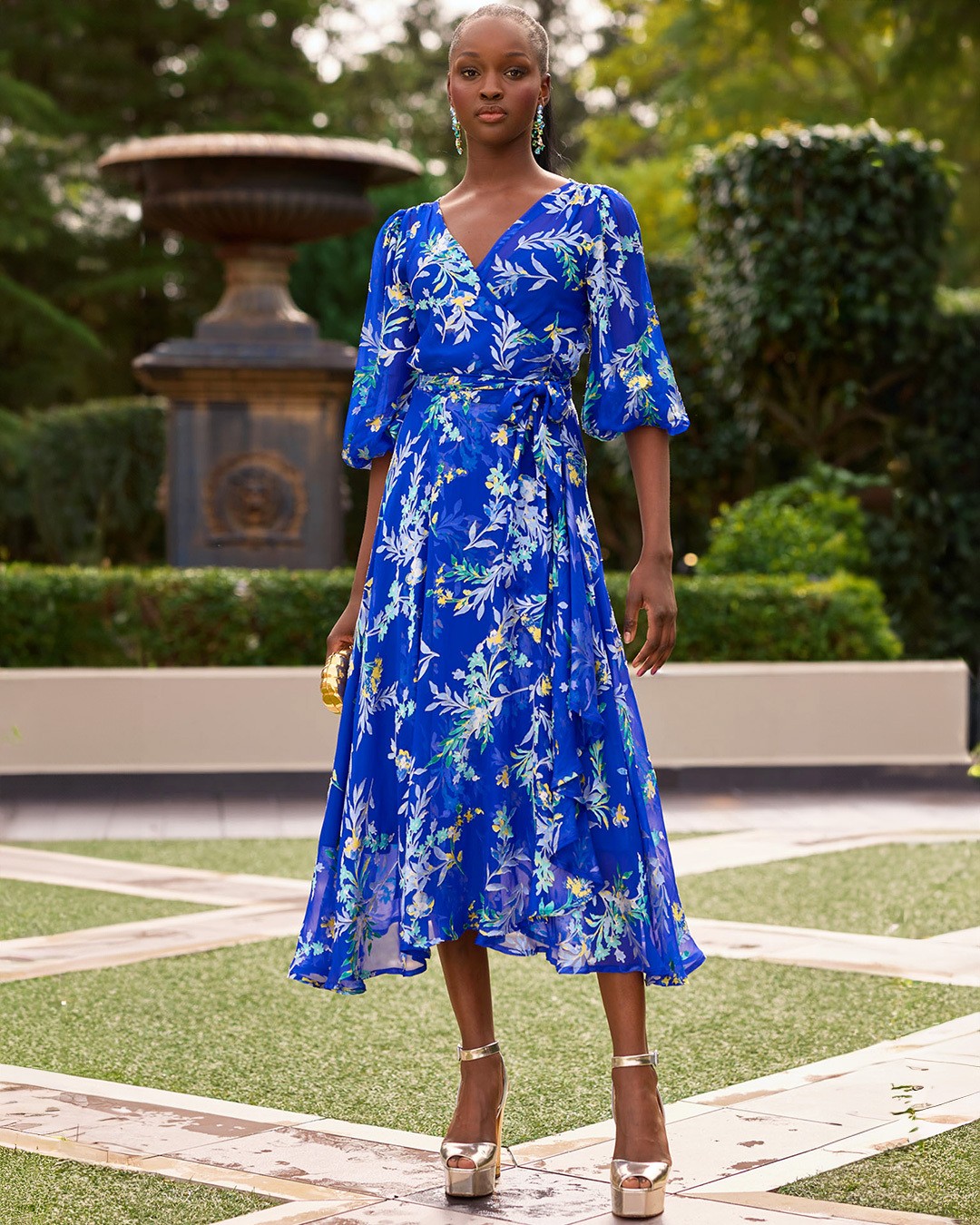 💙 Iconic Silhouettes ~ The iconic #SachaDrake wrap design is perfectly showcased in the Elspeth Wrap Dress in Sapphire Floral. With an exclusive print and made from a luxurious silk-rayon burnout fabric