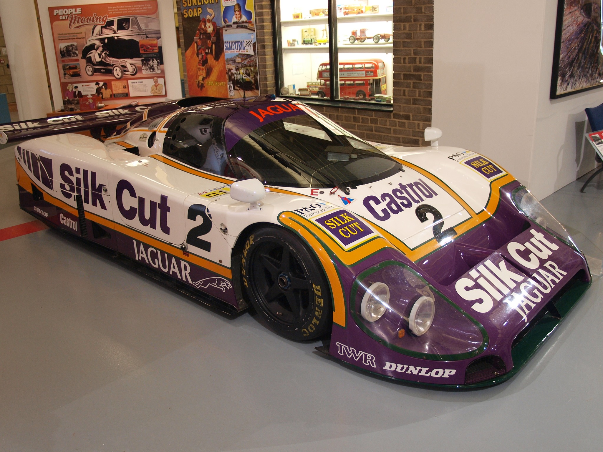 Top Marques 1/18 ZIL-4104 Presidential Jaguar XJR9 Le Mans Winner 1988