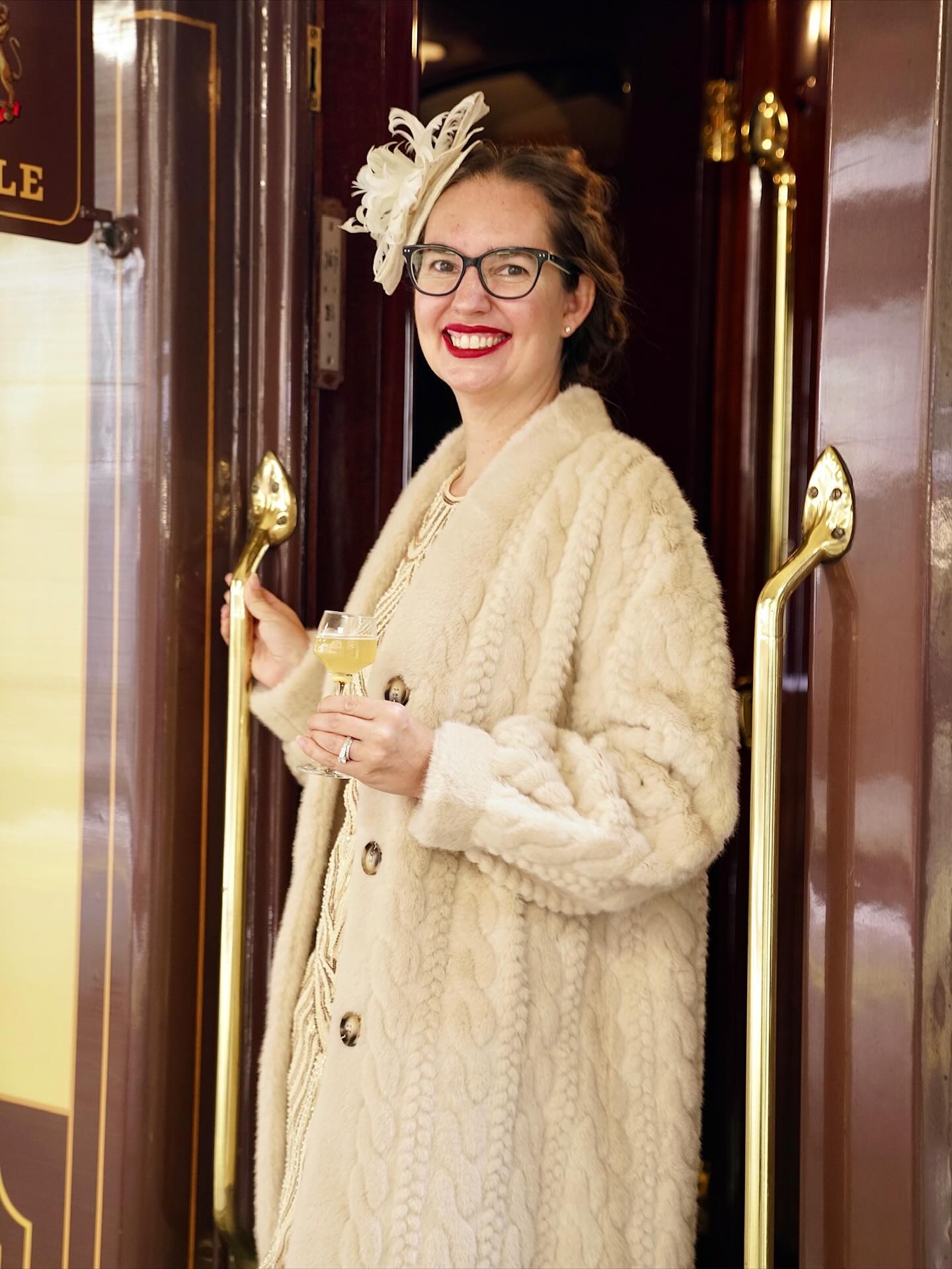 I dressed for a murder… mystery, that is 🚂🔪 All aboard the Belmond British Pullman for a 1930s murder mystery lunch! Packed my vintage-style dress, seamed stockings, t-strap heels, and then found