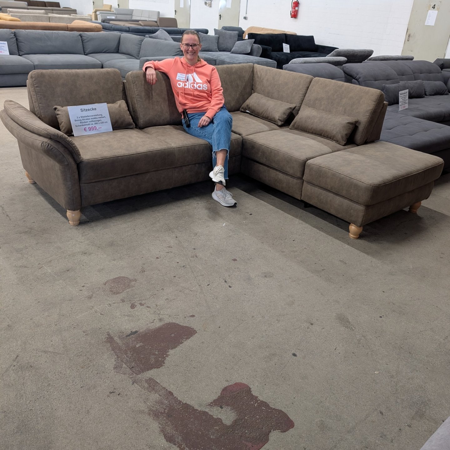 Und Finja findet unsere neuen Sofas und Sessel auch super bequem 😉 Also wir freuen uns auf Euch und bis bald bei uns in der Möbel-Fundgrube Lüneburg www.moebel-lueneburg.de #möbelfundgrube #möbel #la