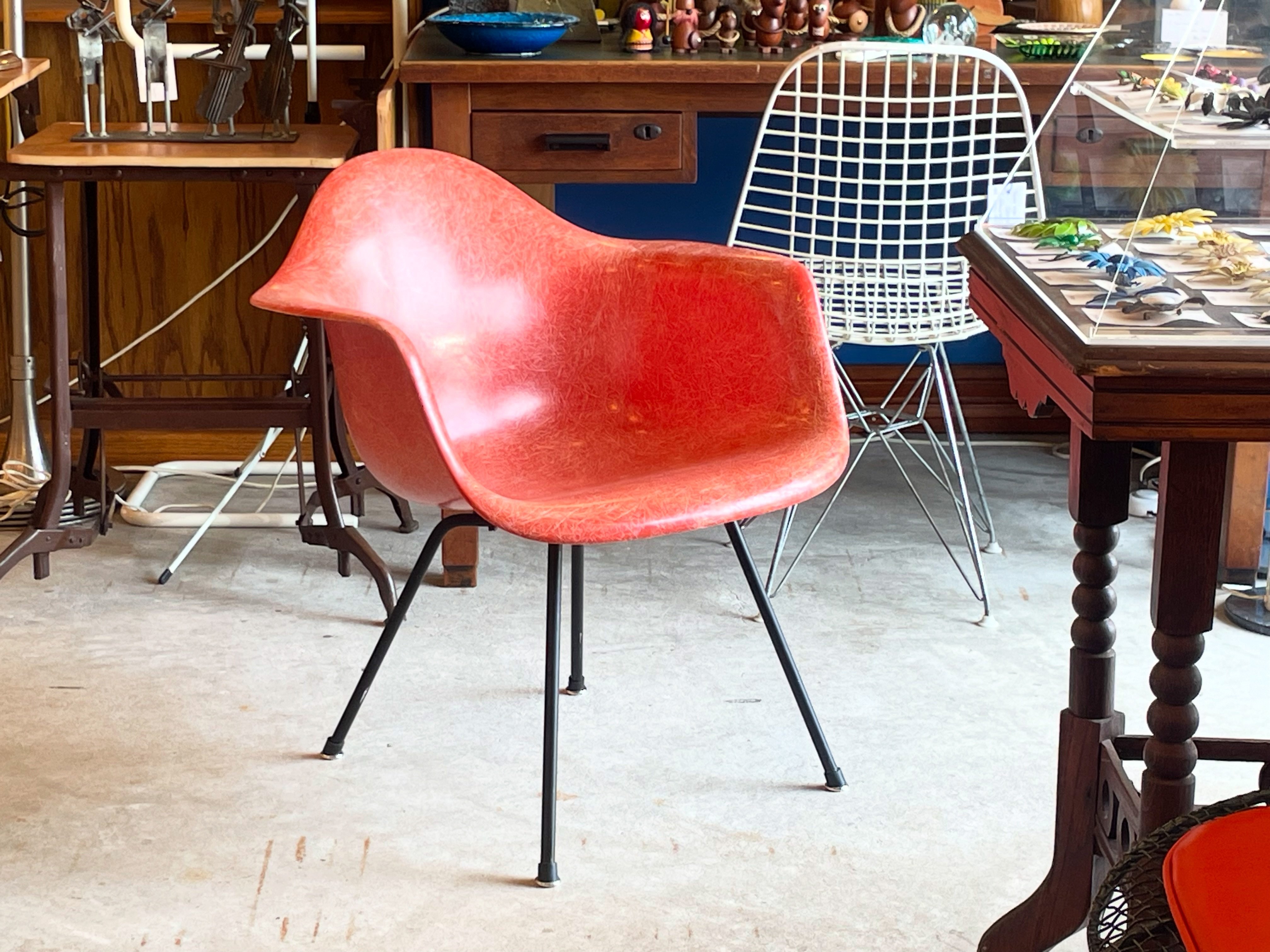 こんにちは。 1950s Arm Shell Chair by Charles & Ray Eames for