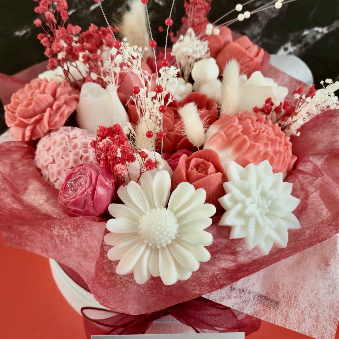 Neu bei uns: Soja Kerzen als Blumenstrauss in verschiedenen Farbvariationen. Frei von Paraffin und künstlichen Zusatzstoffen. Mit sanftem Licht, reinen Düften und einer langen Brenndauer schaffen sie eine wohltuende Atmosphäre für Ihr