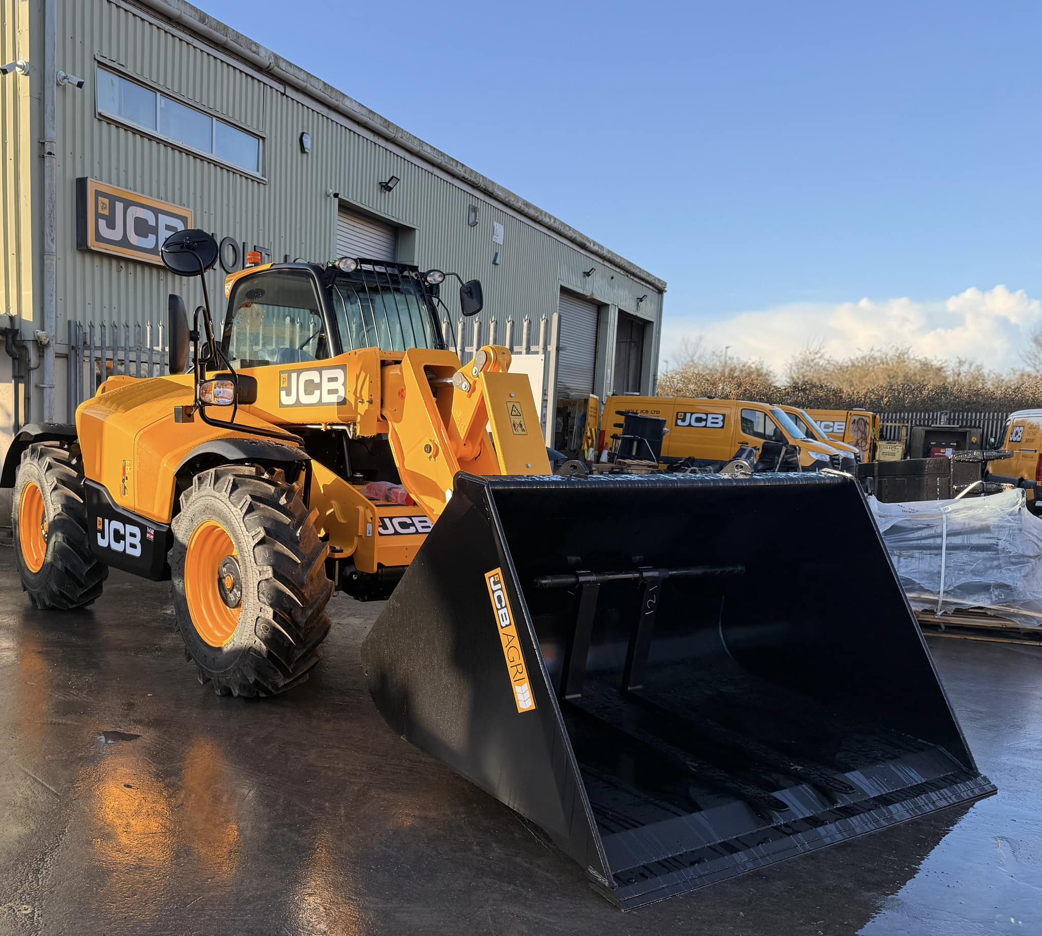 Holt - ⚡️Impressive Versatility+Capability = JCB Telehandler Range ...
