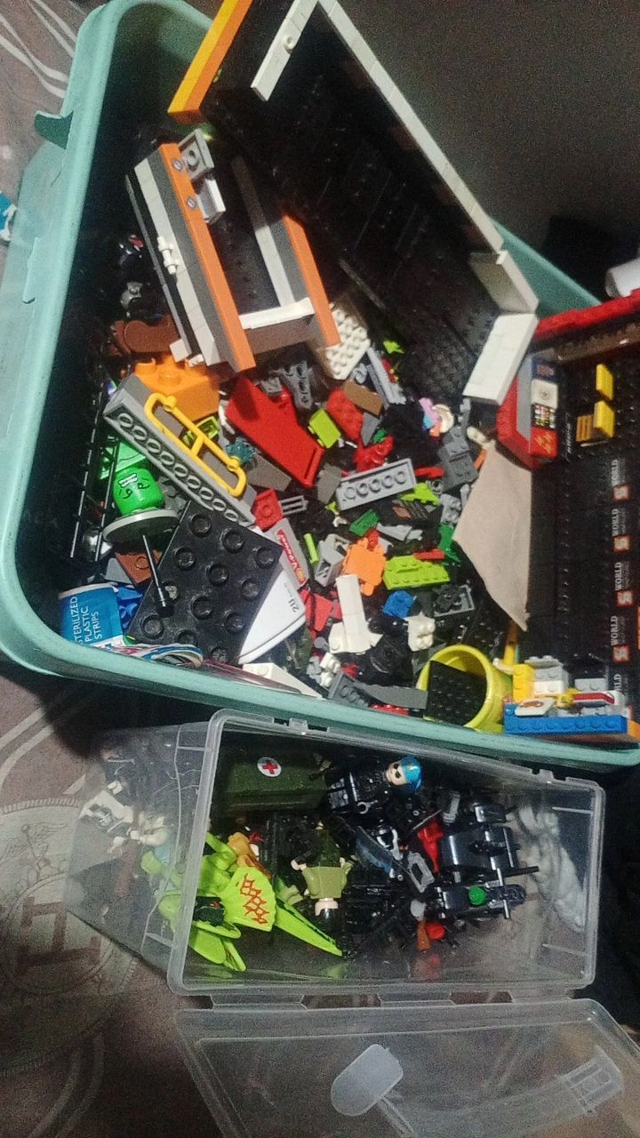 For sale Pm lang Blocks with 58 army mini figures