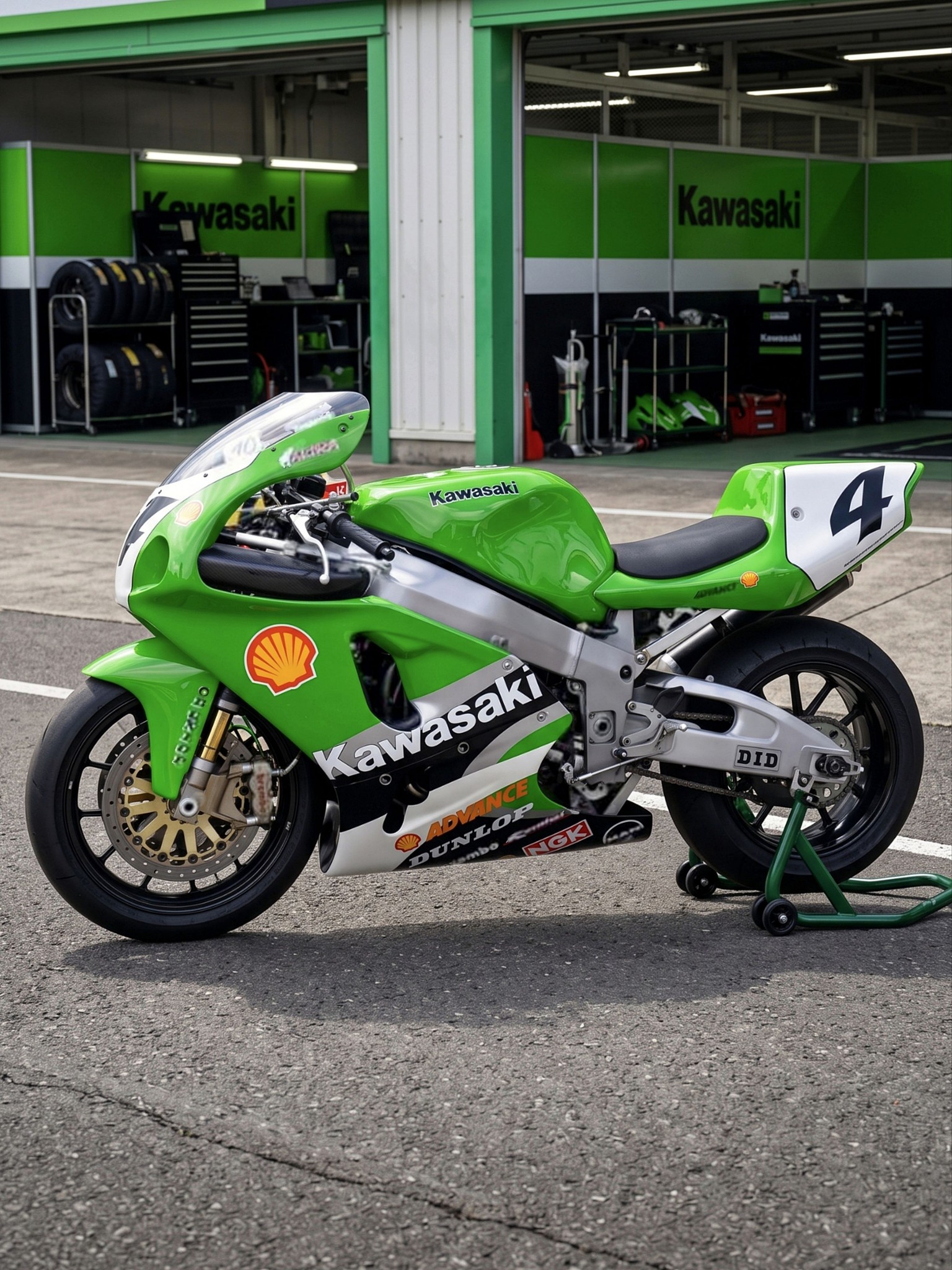 アキラ Akira Yanagawa's 1999 Kawasaki ZX-7RR Superbike