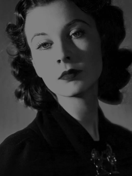 The lovely Vivien Leigh in a rare, candid photo from 1939