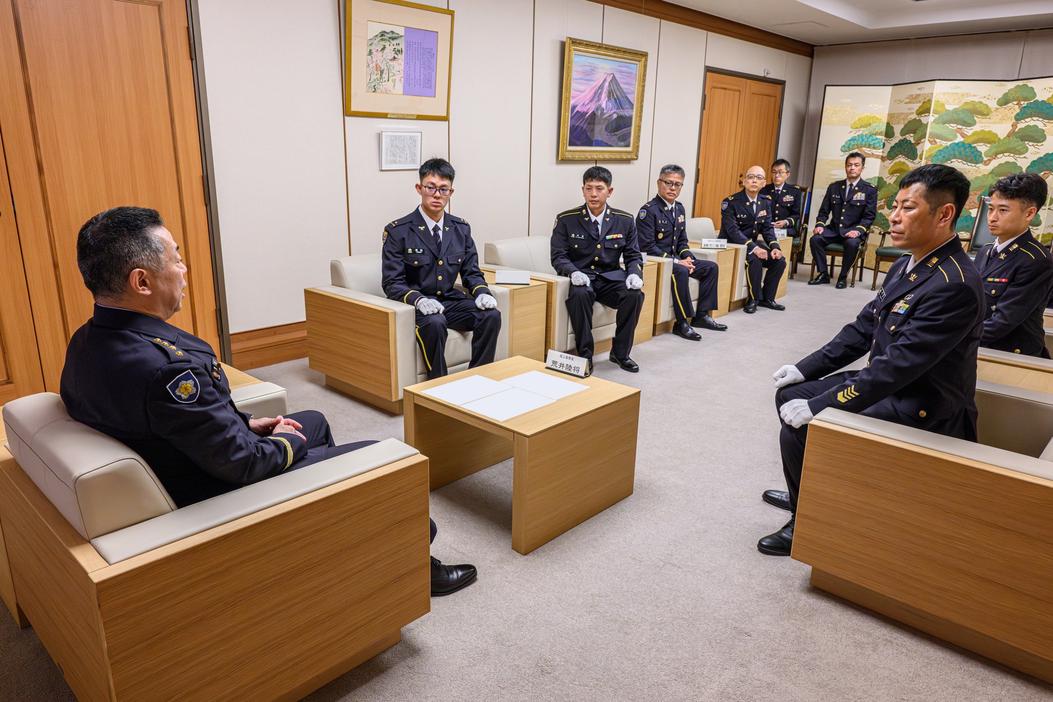 陸上自衛隊 - 優秀隊員に褒章メダルを授与する西部方面総監竹本陸将