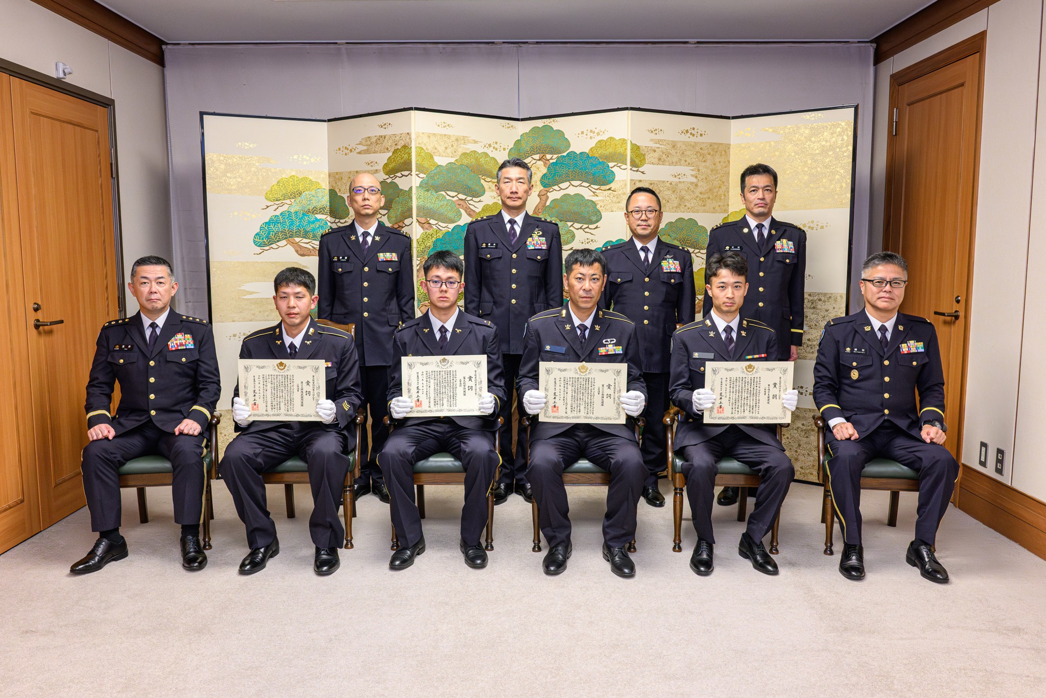 陸上自衛隊 - 優秀隊員に褒章メダルを授与する西部方面総監竹本陸将