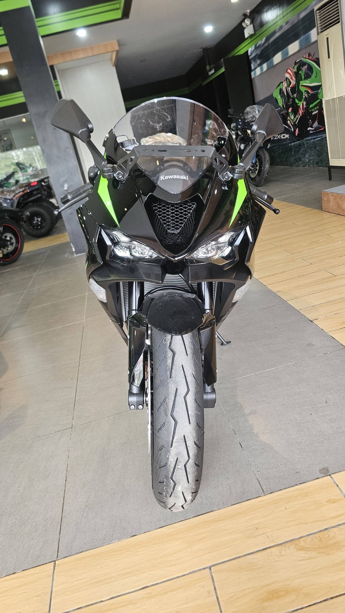 エックス17＋ The 2025 Kawasaki Ninja ZX-6R features a 636cc liquid-cooled
