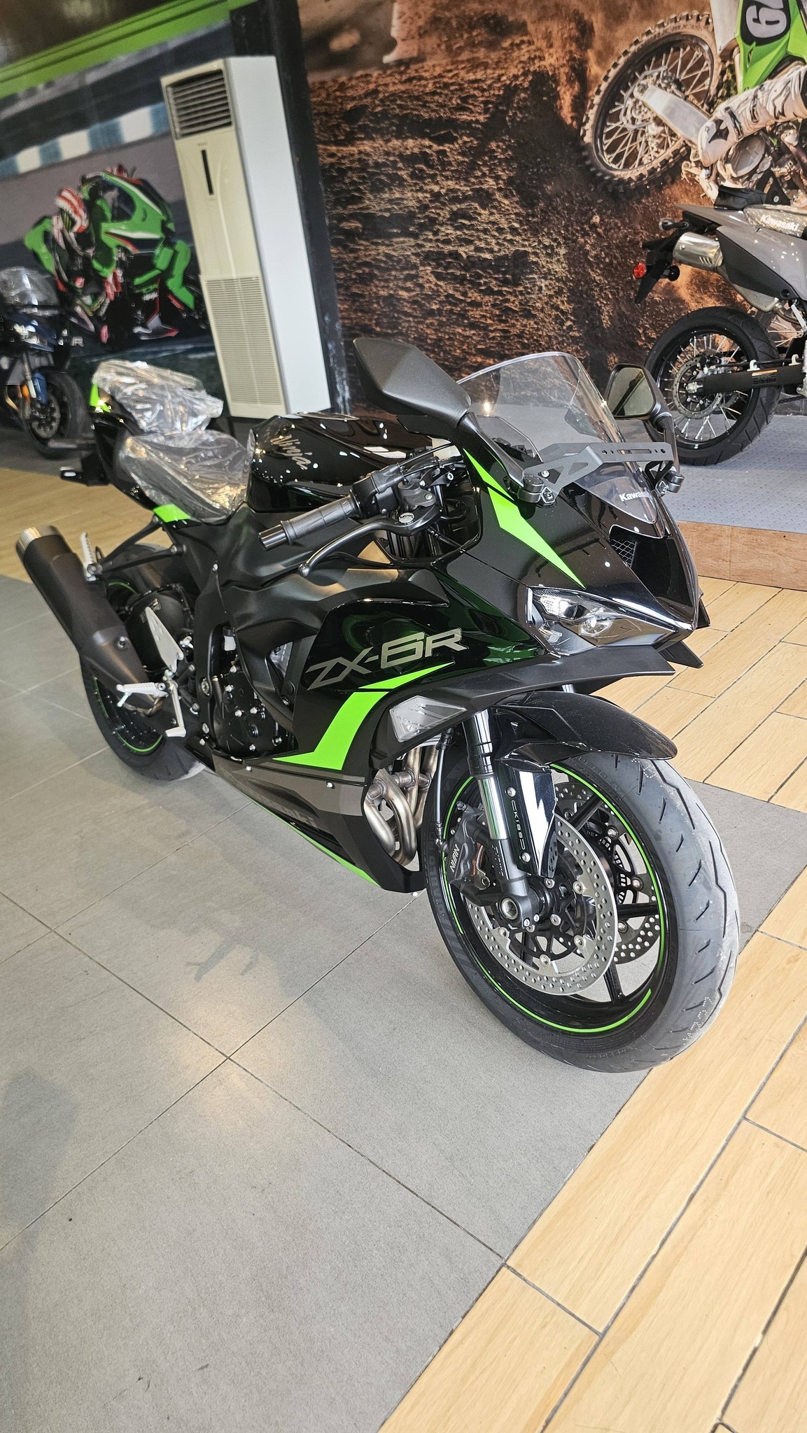 The 2025 Kawasaki Ninja ZX-6R features a 636cc liquid-cooled