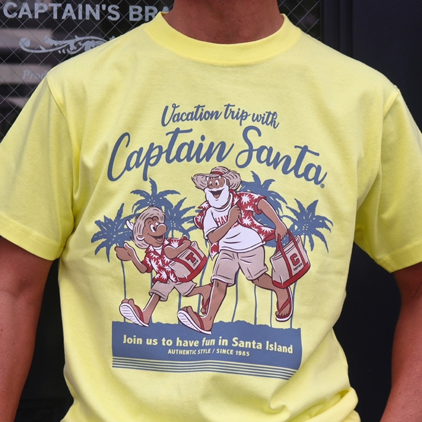 キャプテンサンタの半袖Tシャツ🌴☀️ 前面には、バカンスを楽しむ