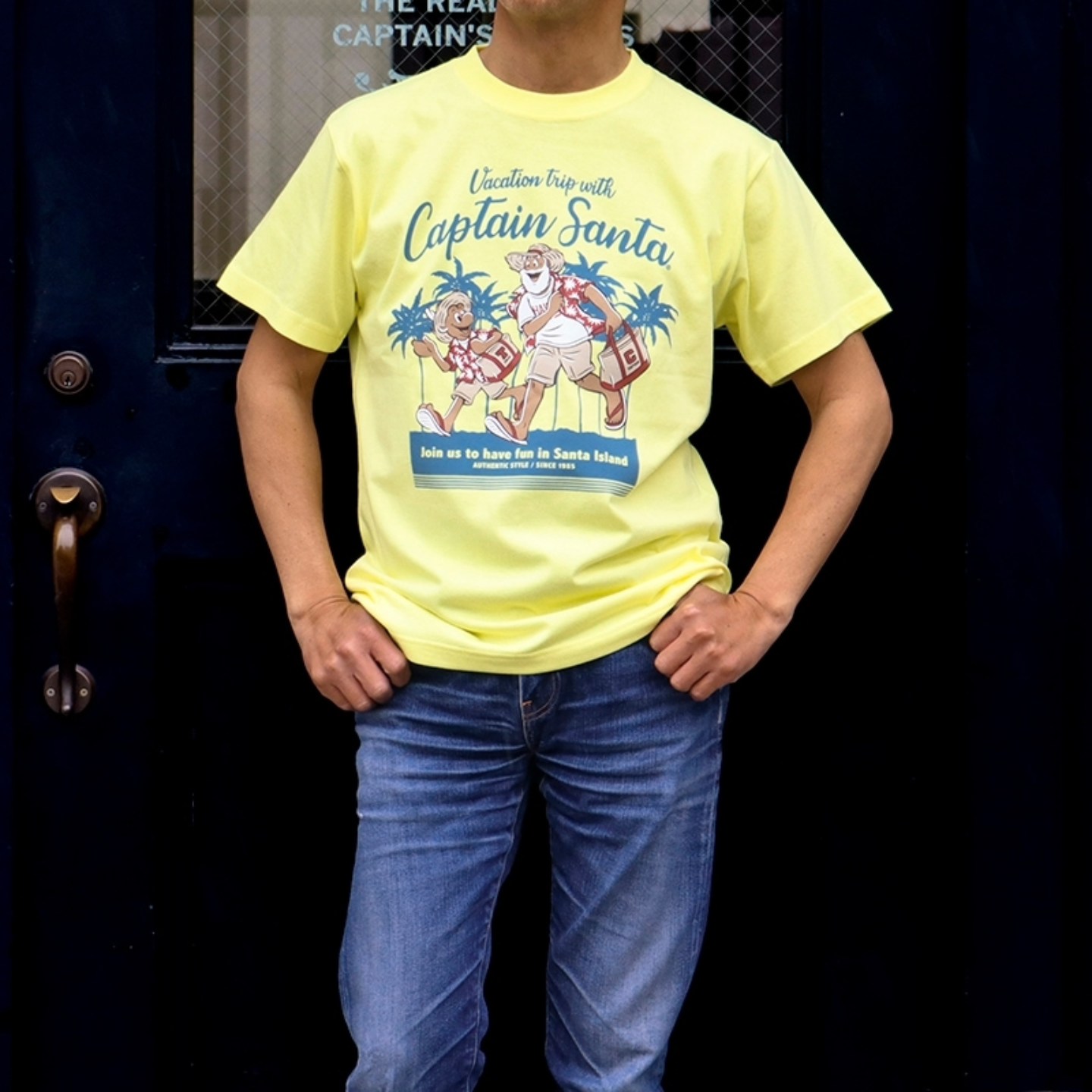 キャプテンサンタの半袖Tシャツ🌴☀️ 前面には、バカンスを楽しむ
