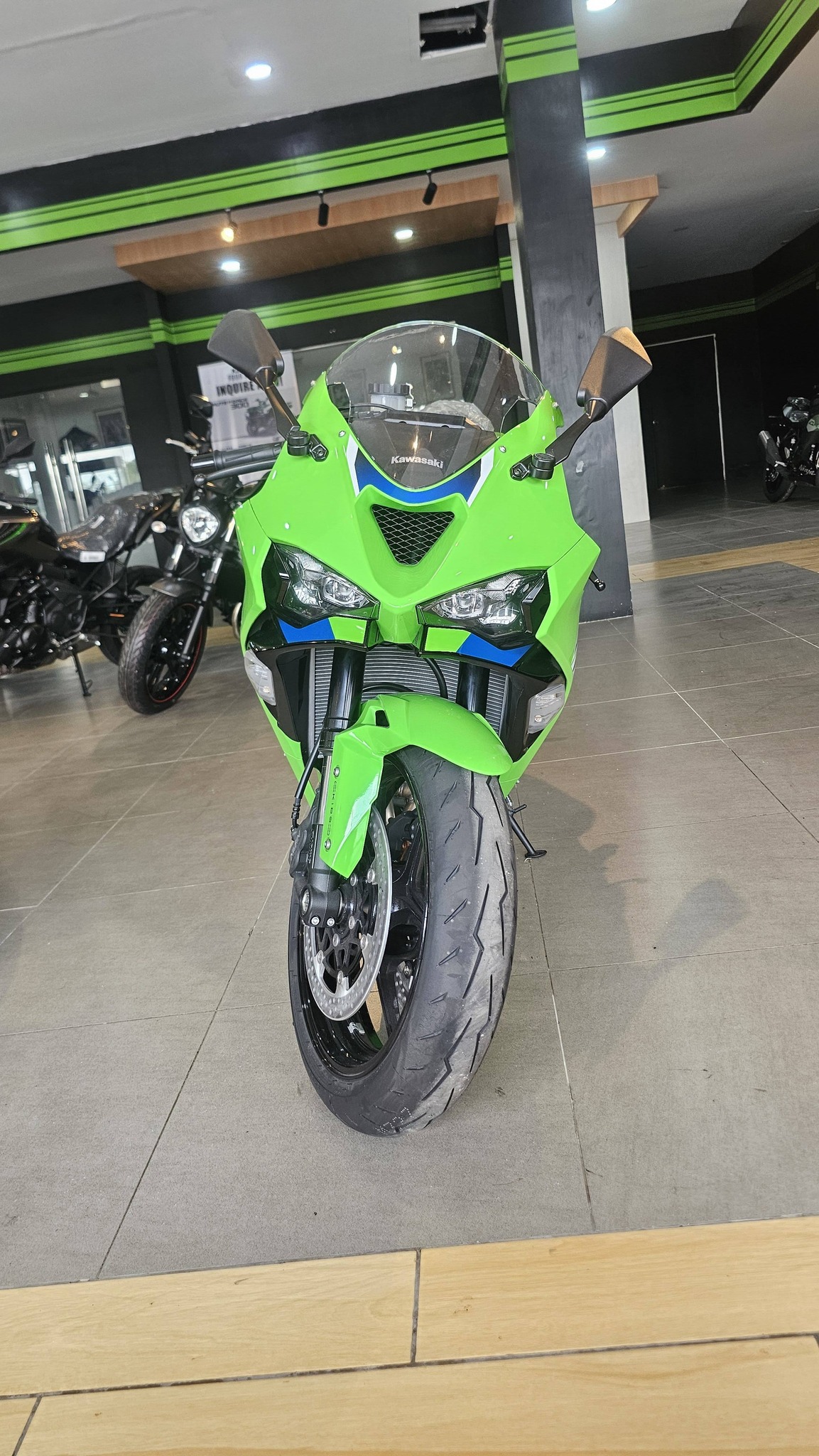 The 2026 Kawasaki Ninja ZX-6R features a 636cc liquid-cooled