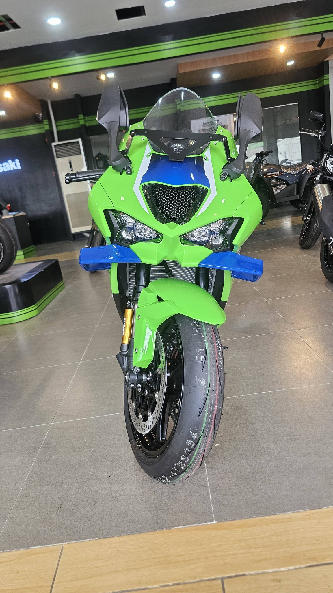 The 2026 Kawasaki Ninja ZX-10R is a high-performance, road-legal